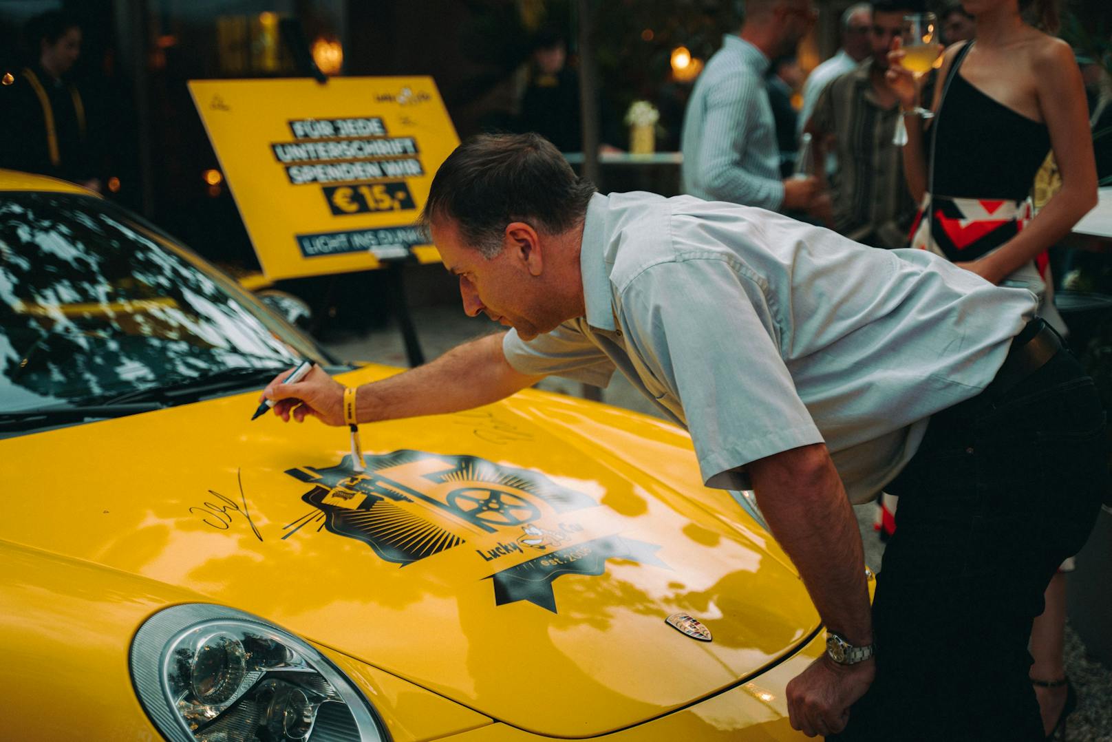 Im Zuge einer Charity-Aktion wurden Unterschriften auf einem Lucky-Car-Auto gesammelt.