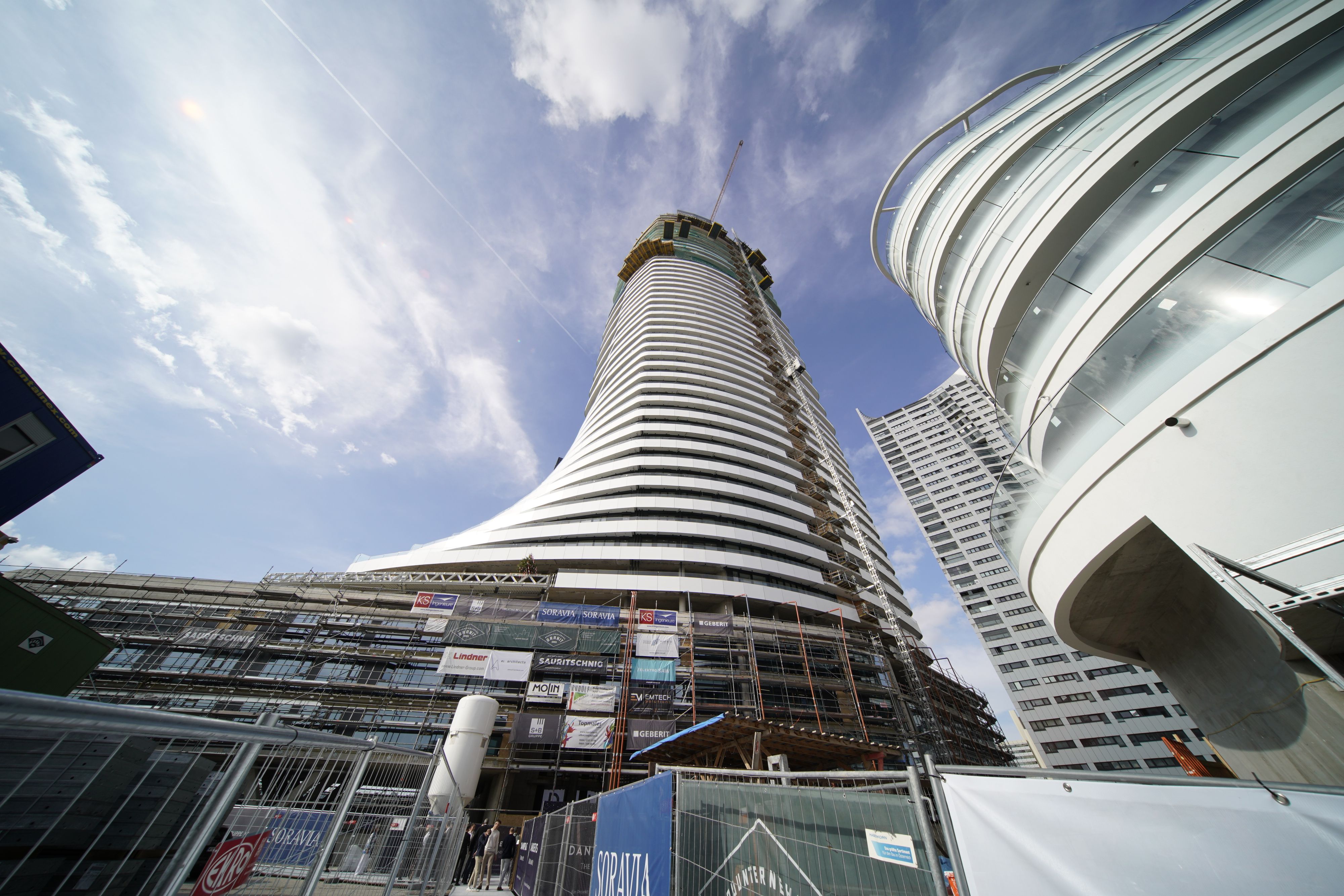 Der Turm wuchs in den vergangenen Monaten in die Höhe, erreichte 180 Meter. 500 Wohnungen finden dort Platz.