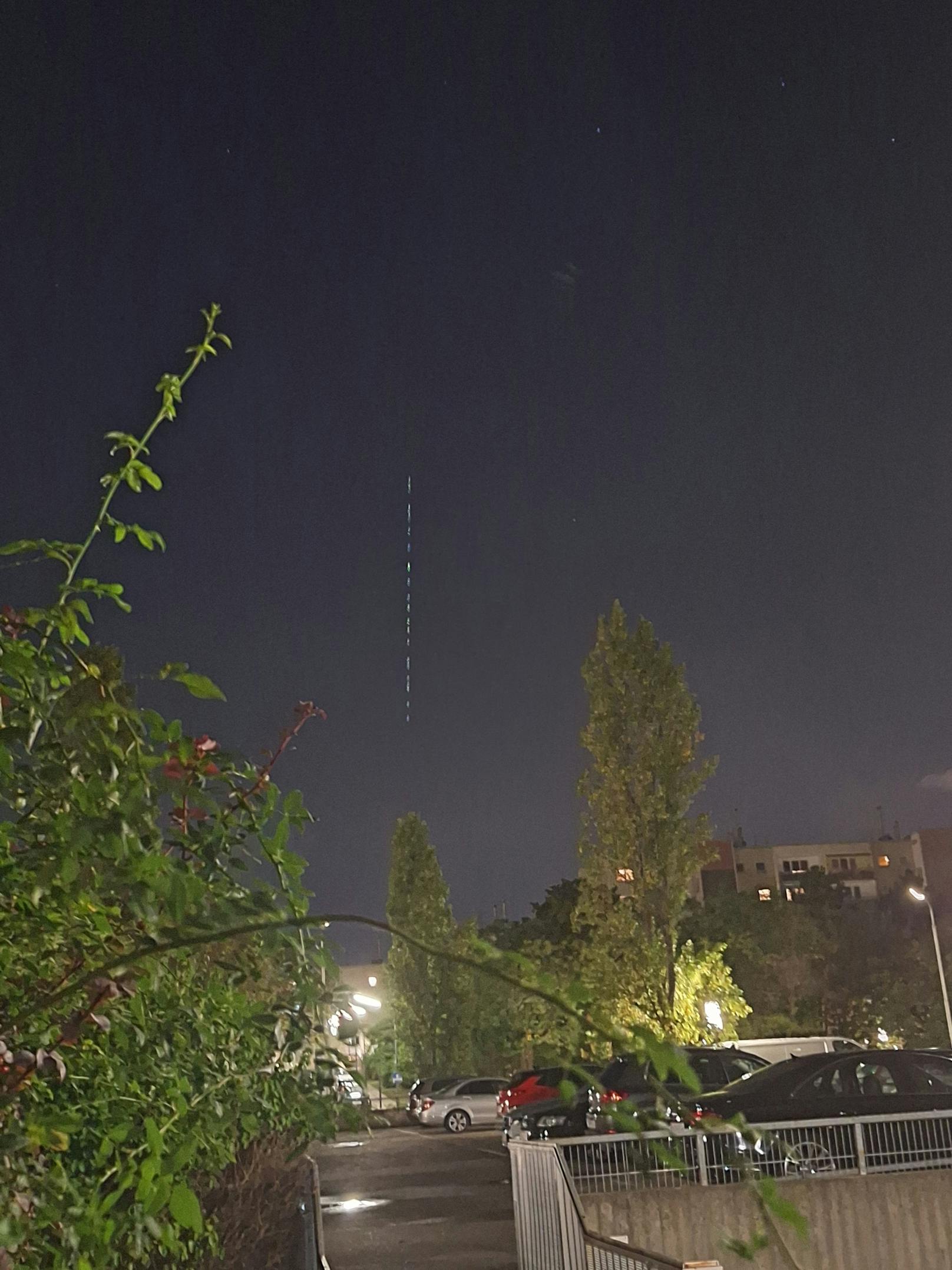 Ein beinahe senkrechter Streifen aus Lichtpunkten wanderte über den Himmel, Leserreporter fingen das Schauspiel ein, fragten die Redaktion: "Was ist das?".