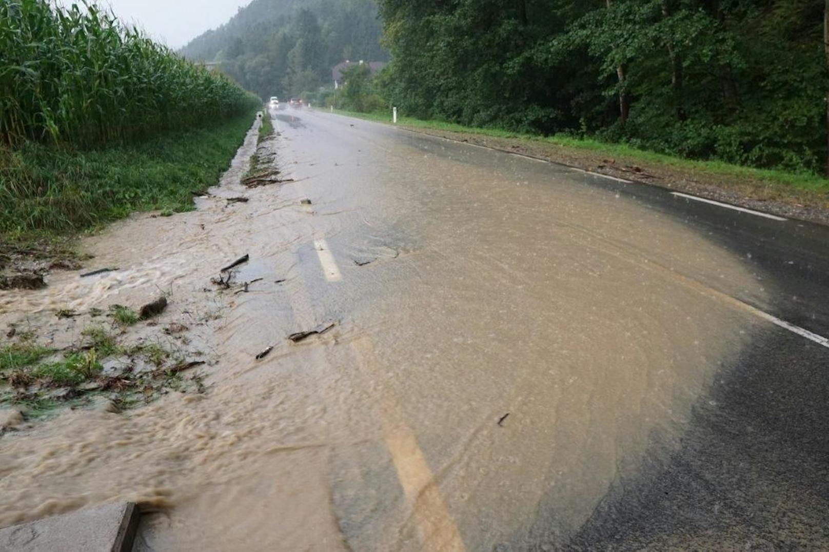 Straßen wurden geflutet.