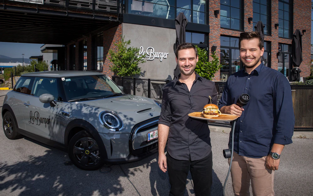 Lenker von Elektroautos bekommen im Drive-In von 