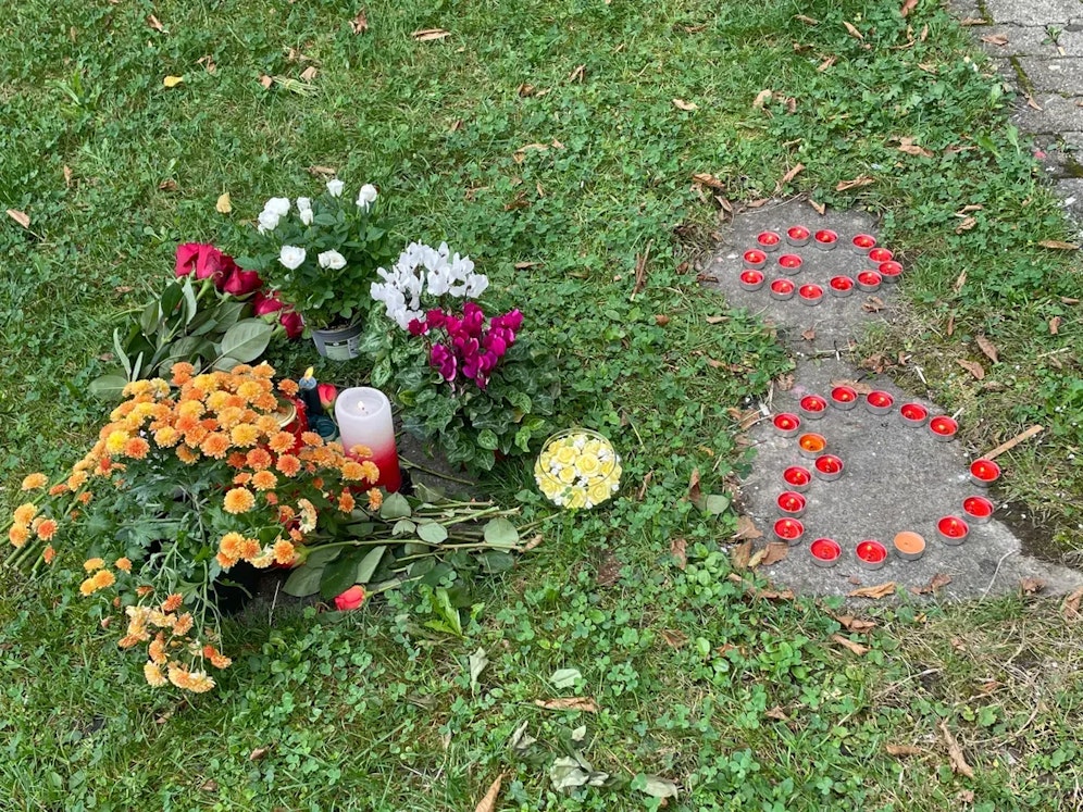 Blumen und Kerzen zeugen von der Tat am Donnerstagnachmittag, als ein 13-jähriger Eritreer einen Libanesen (45) mit einem Messer tödlich verletzte.