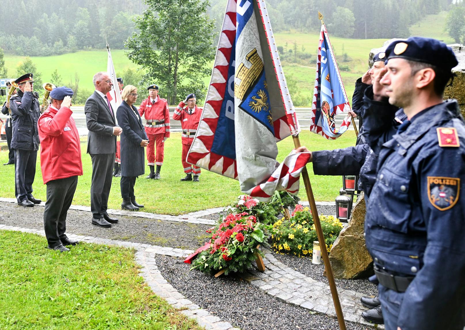 Trauer um vier Opfer: Minister Gerhard Karner und Landeschefin Johanna Mikl-Leitner am 14.9. 2023 vor Ort.