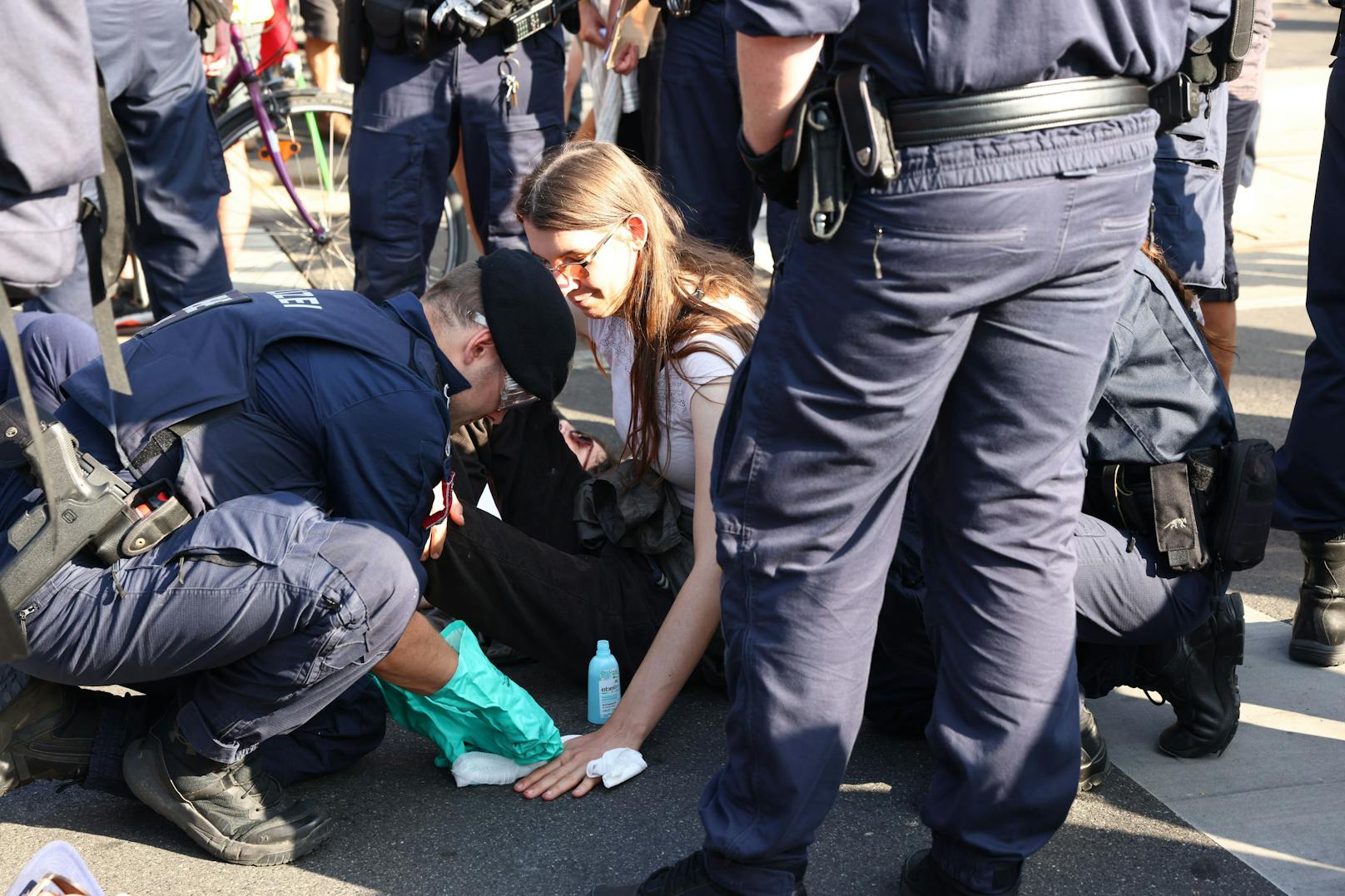 Klima-Kleber picken vor Parlament – Polizei-Einsatz läuft