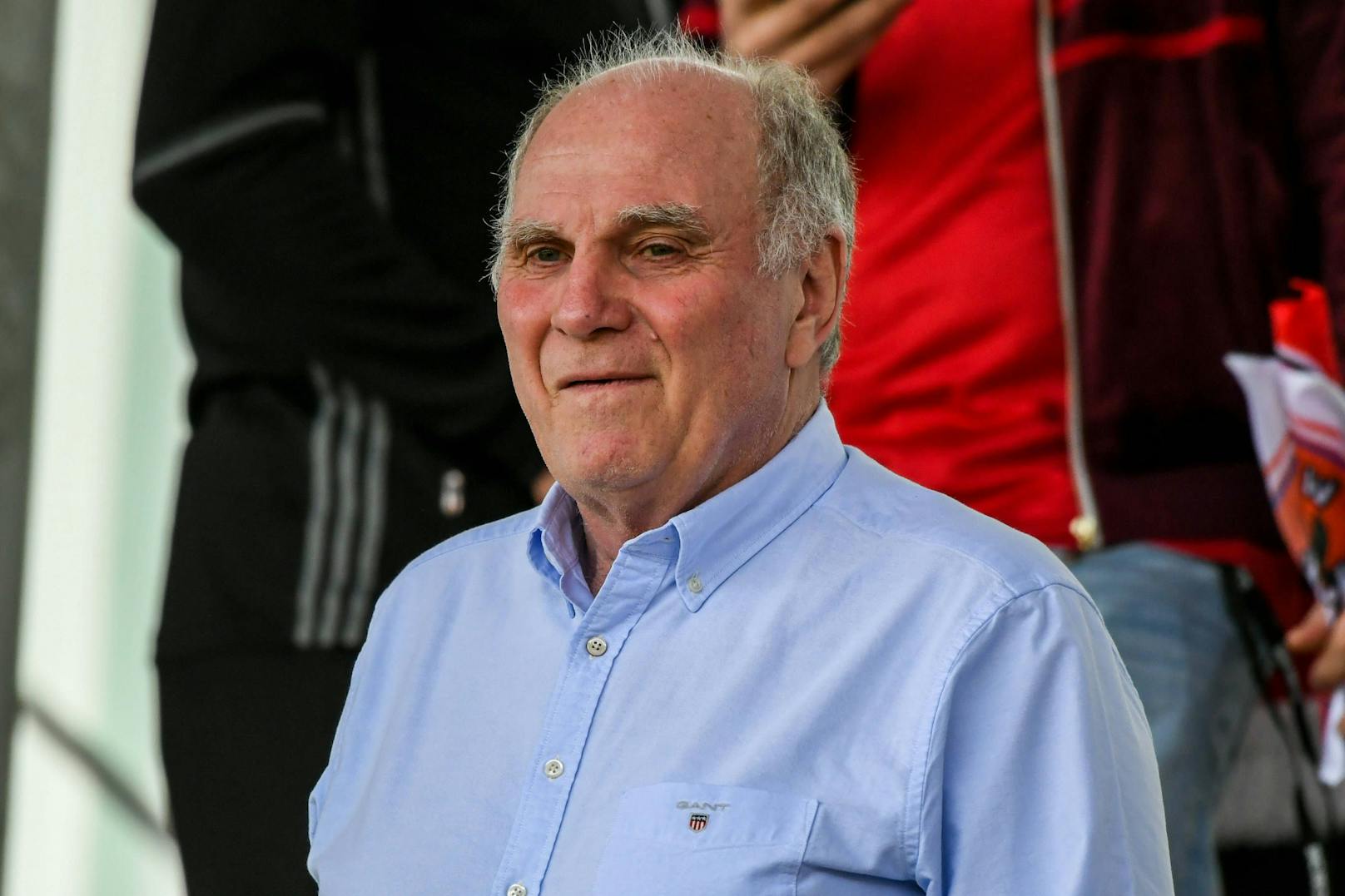 Uli Hoeneß fordert: "Laptop zu Hause lassen". 