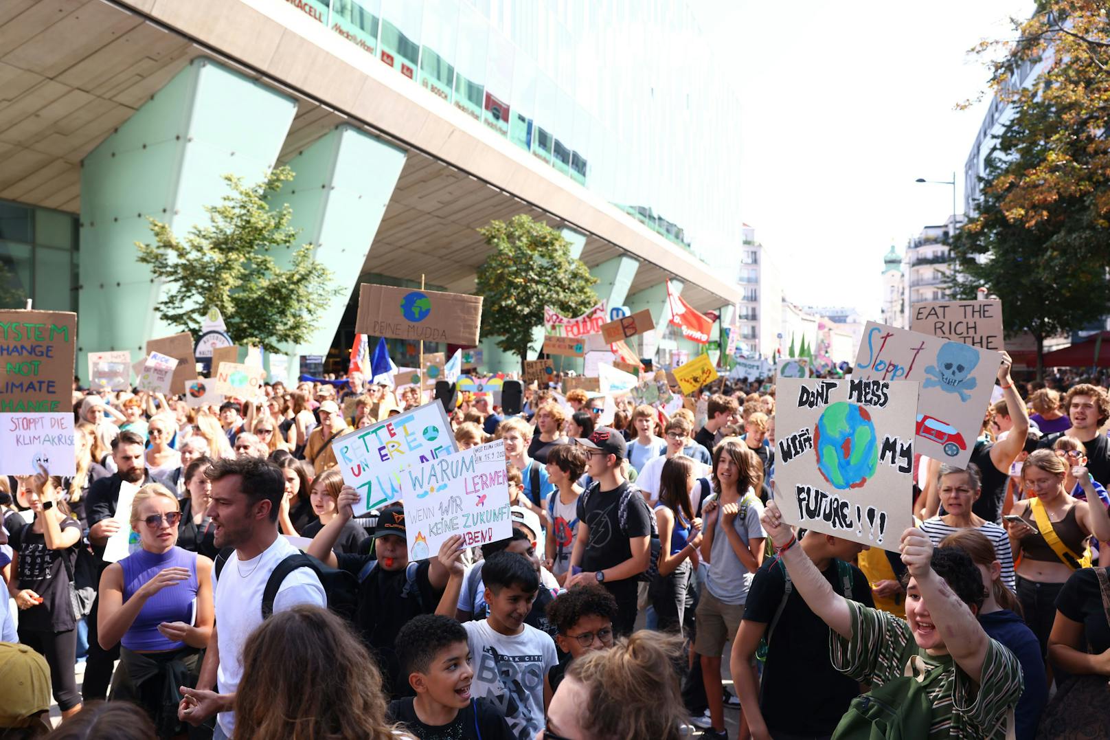 Am Freitag versammelten sich tausende Wiener zum Klimastreik von Fridays For Future.