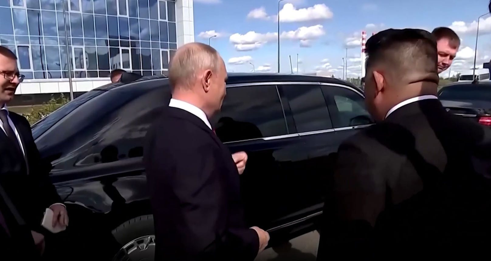 Wladimir Putin präsentiert Kim Jong-un seine Luxus-Limousine. 