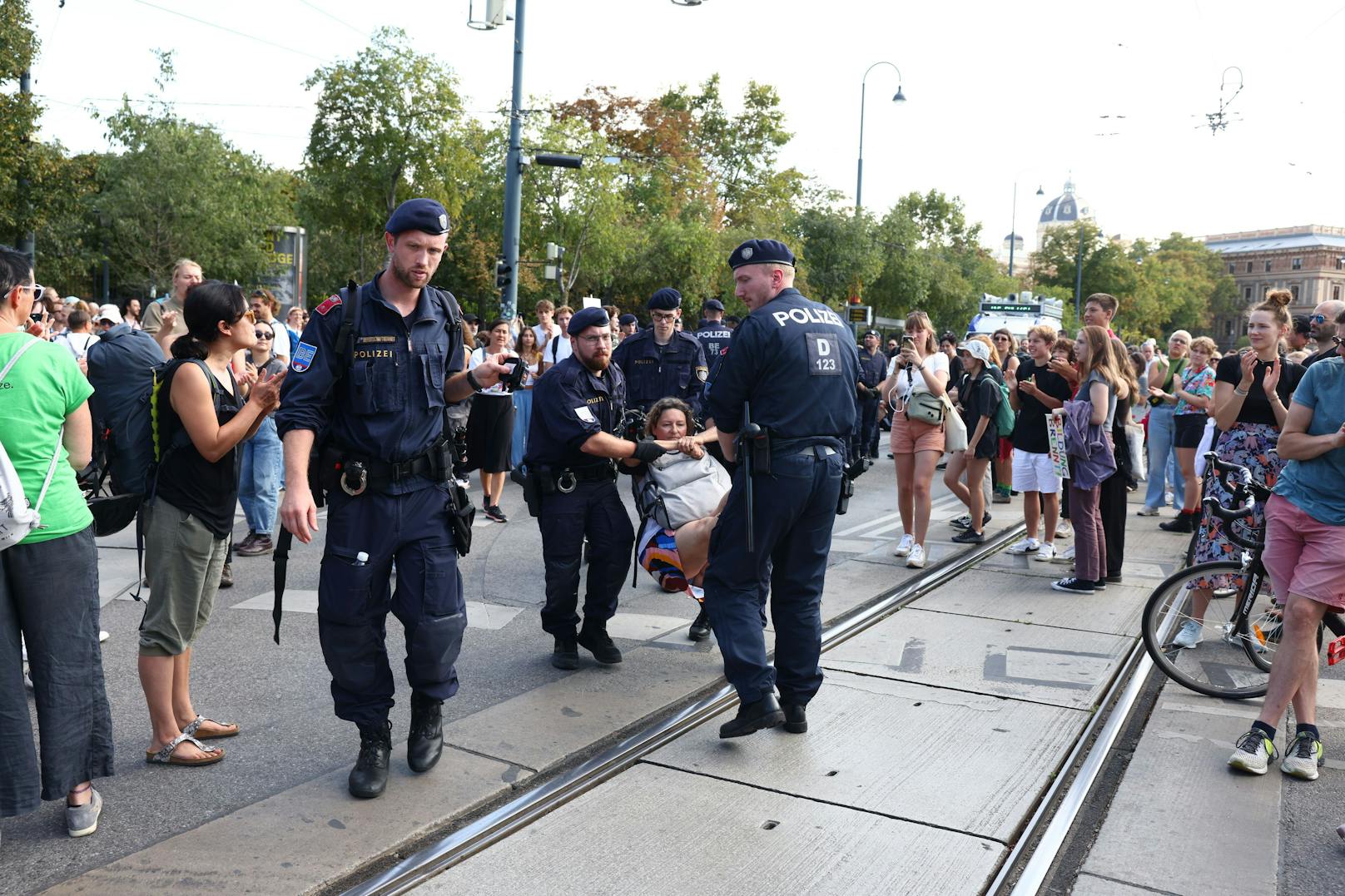 Klima-Kleber picken vor Parlament – Polizei-Einsatz läuft