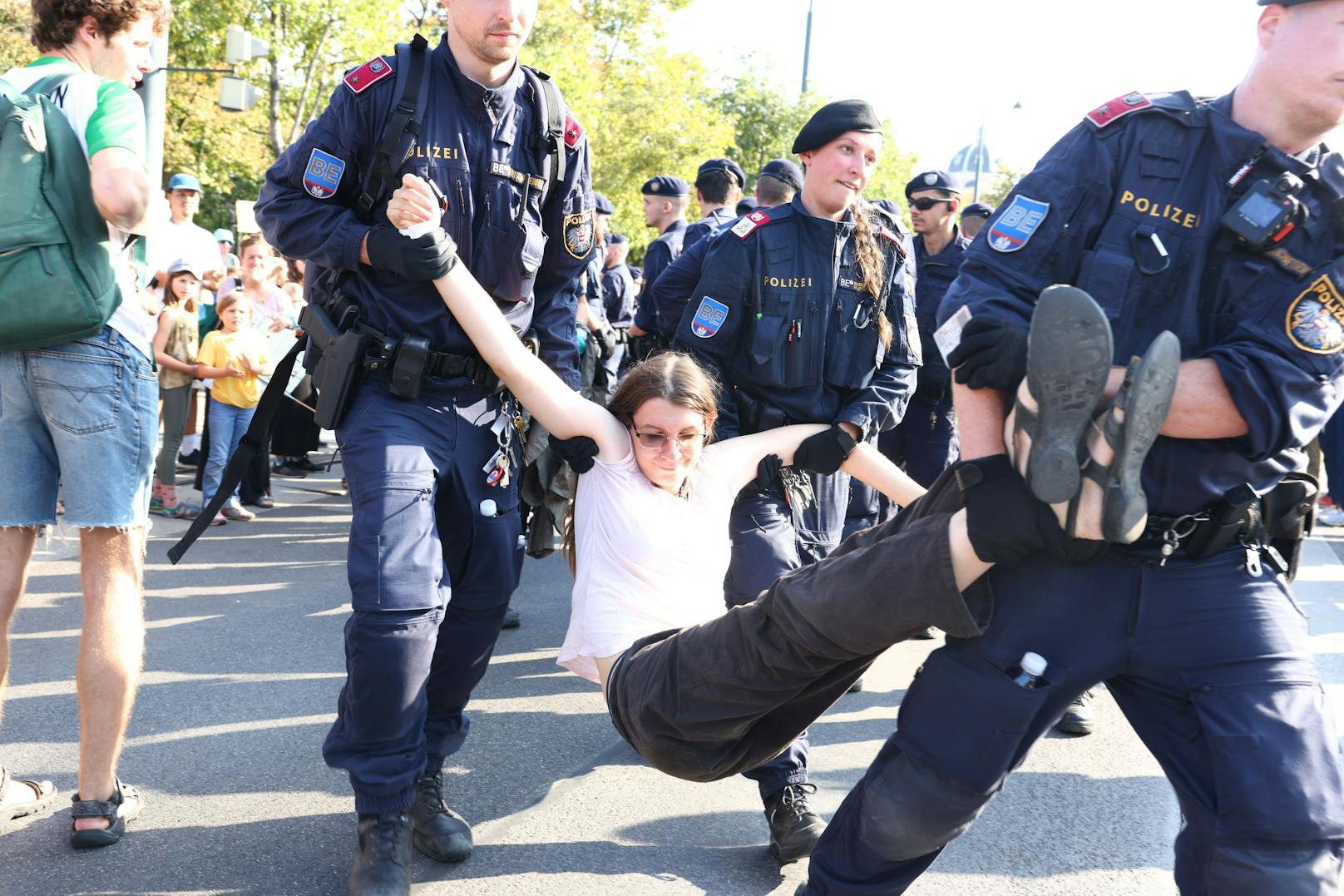 Vor dem Parlament in Wien startete die "Letzte Generation" erneut eine Klebe-Aktion.