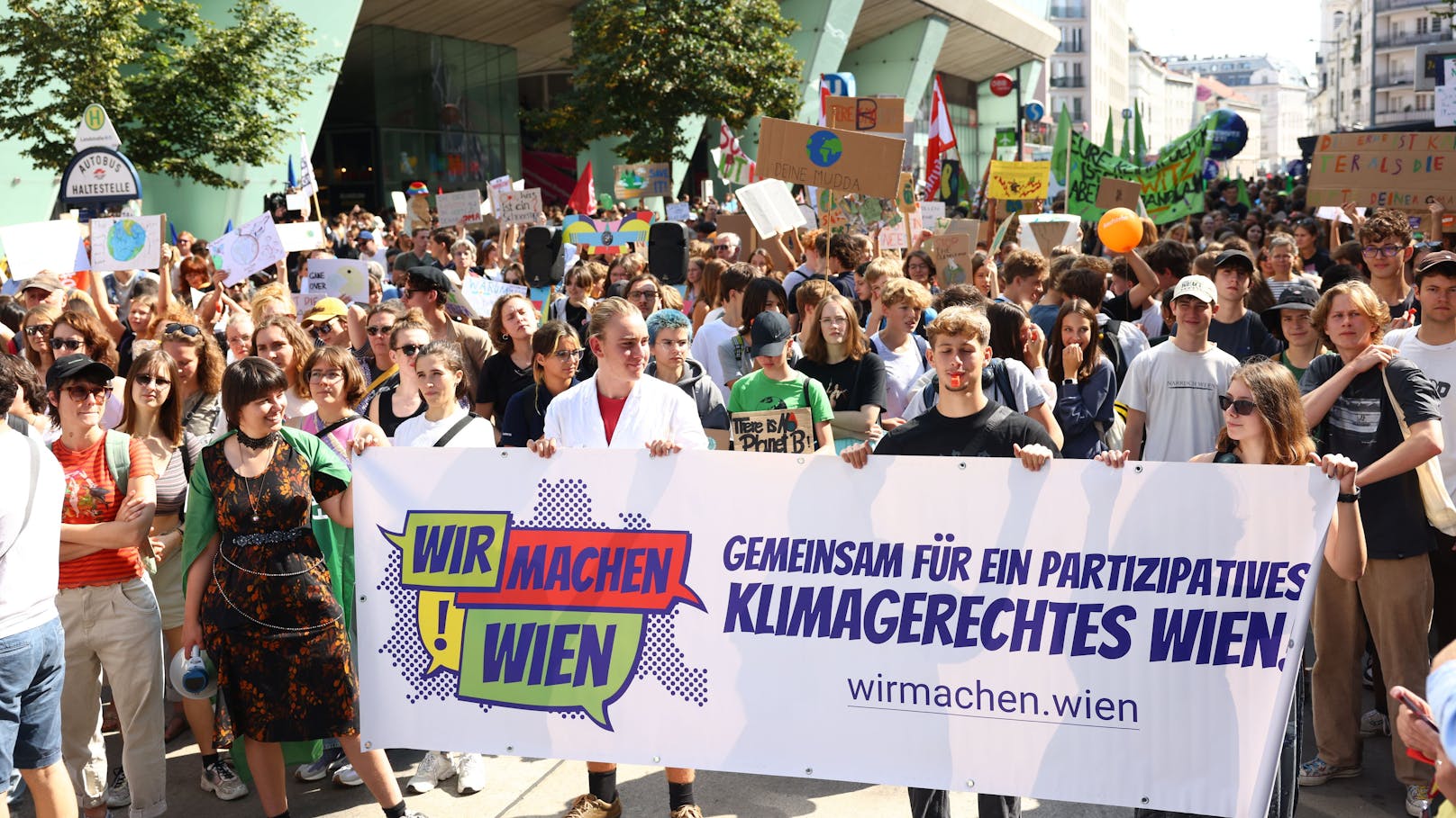 Mit ohrenbetäubendem Lärm zogen die Protestierenden Richtung Schwarzenbergplatz.