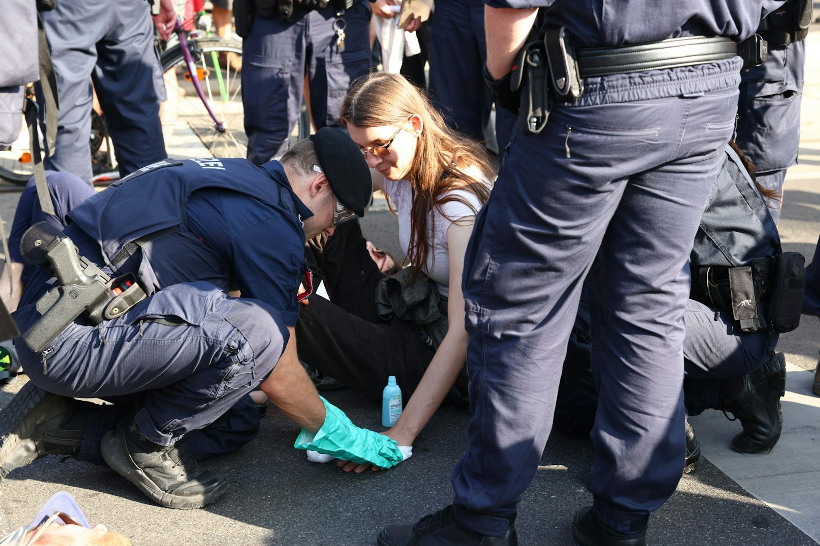 Klima-Kleber picken vor Parlament – Polizei-Einsatz läuft