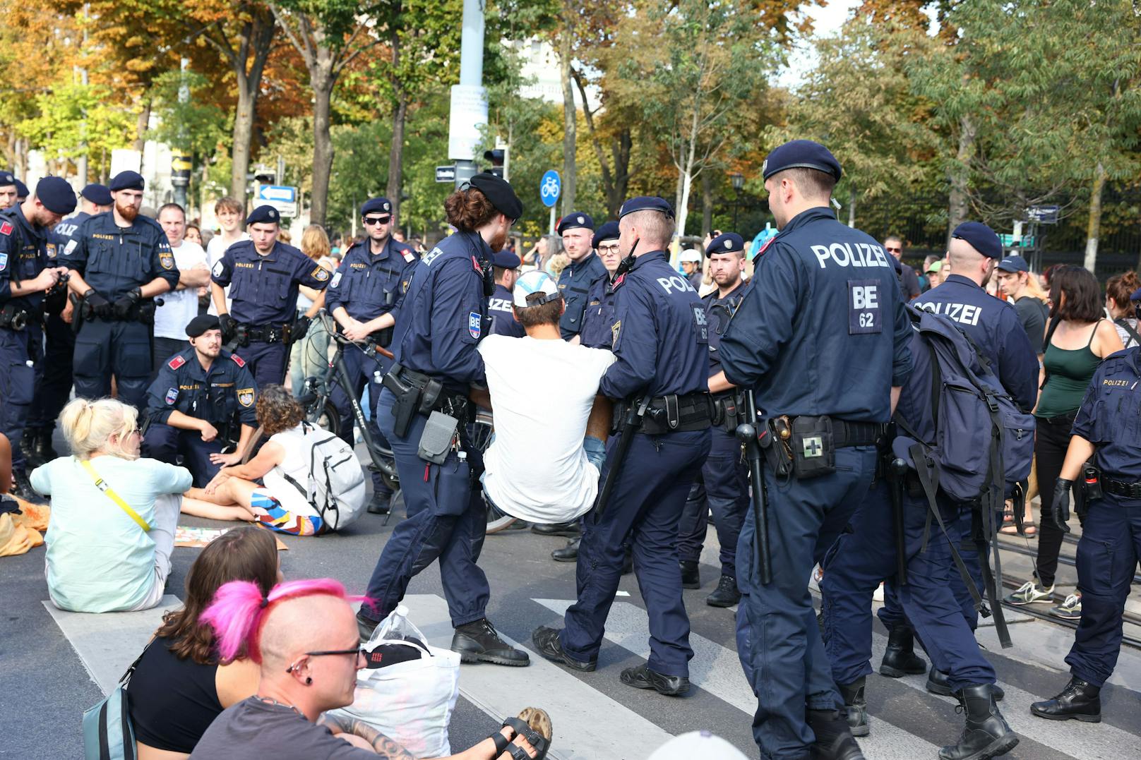 Klima-Kleber picken vor Parlament – Polizei-Einsatz läuft