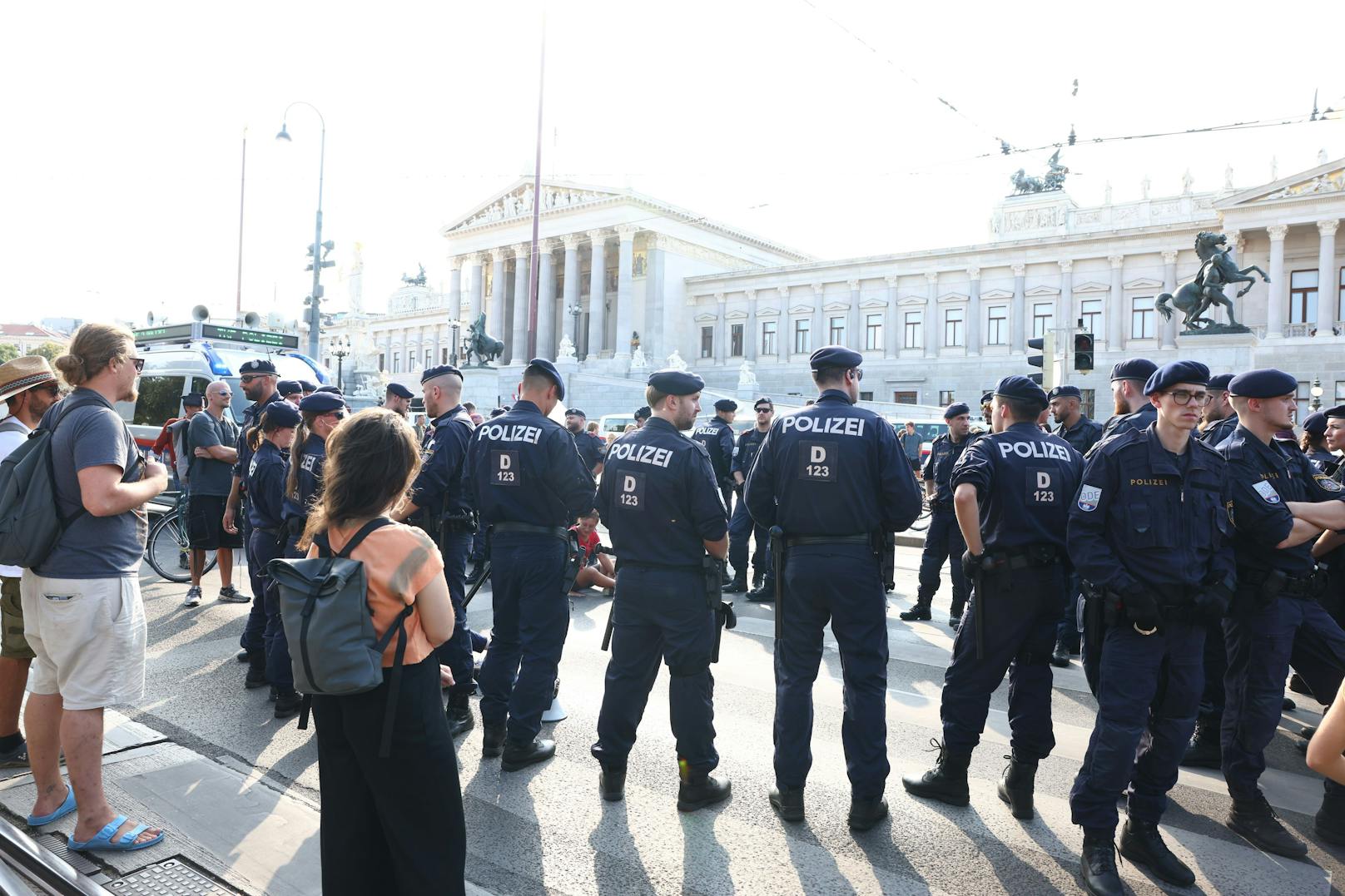 Klima-Kleber picken vor Parlament – Polizei-Einsatz läuft