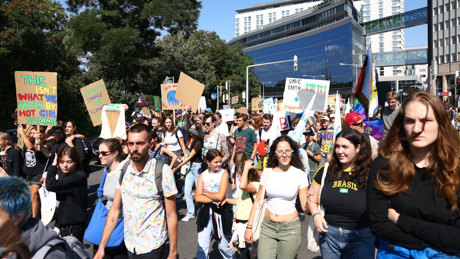 Nach der Versammlung in Wien-Mitte ging es zum Schwarzenbergplatz.