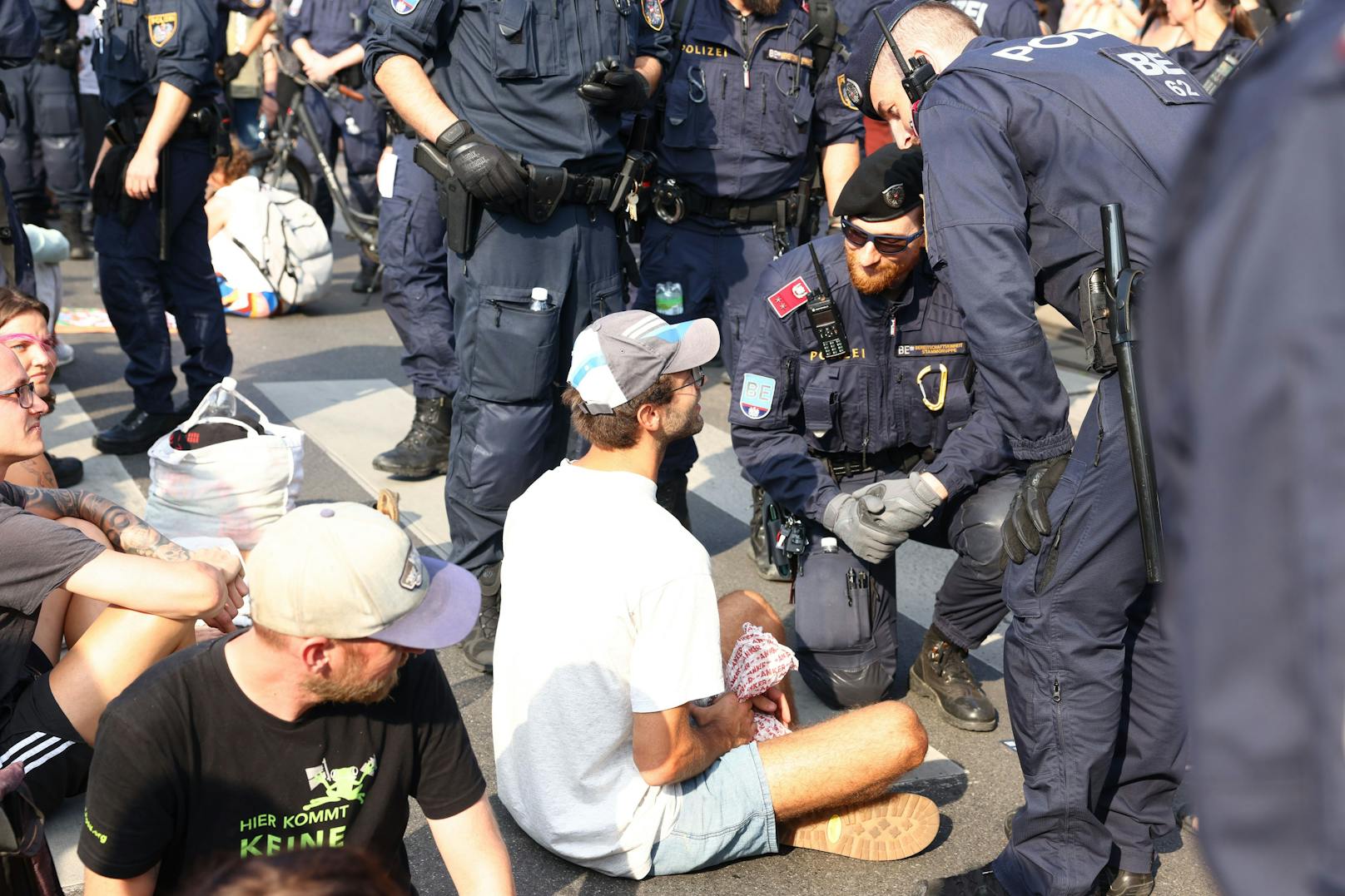 Klima-Kleber picken vor Parlament – Polizei-Einsatz läuft