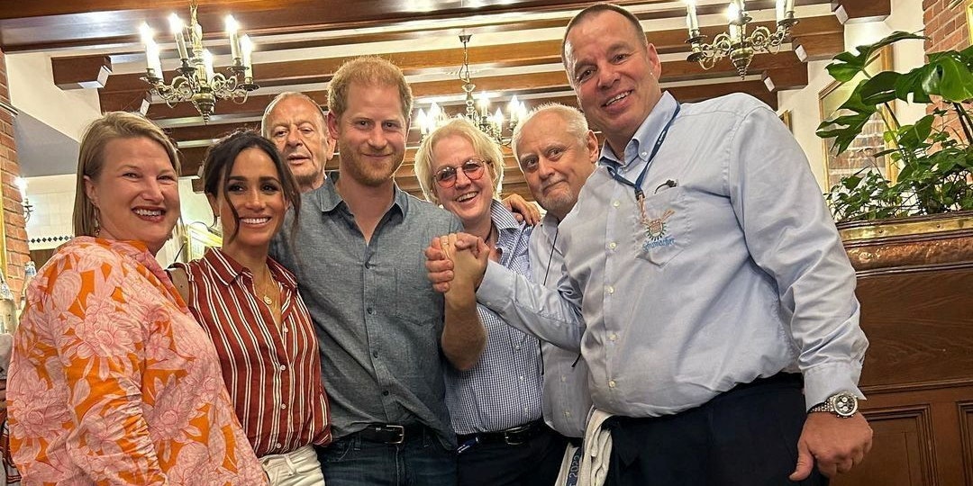 Britain's Prince Harry and Meghan, Duchess of Sussex, pose for a picture as they visit a pub in Dusseldorf, Germany, September 14, 2023 in this picture obtained from social media. Schumacher Altbier-Manufaktur, Dusseldorf/via REUTERS  THIS IMAGE HAS BEEN SUPPLIED BY A THIRD PARTY. MANDATORY CREDIT. NO RESALES. NO ARCHIVES.