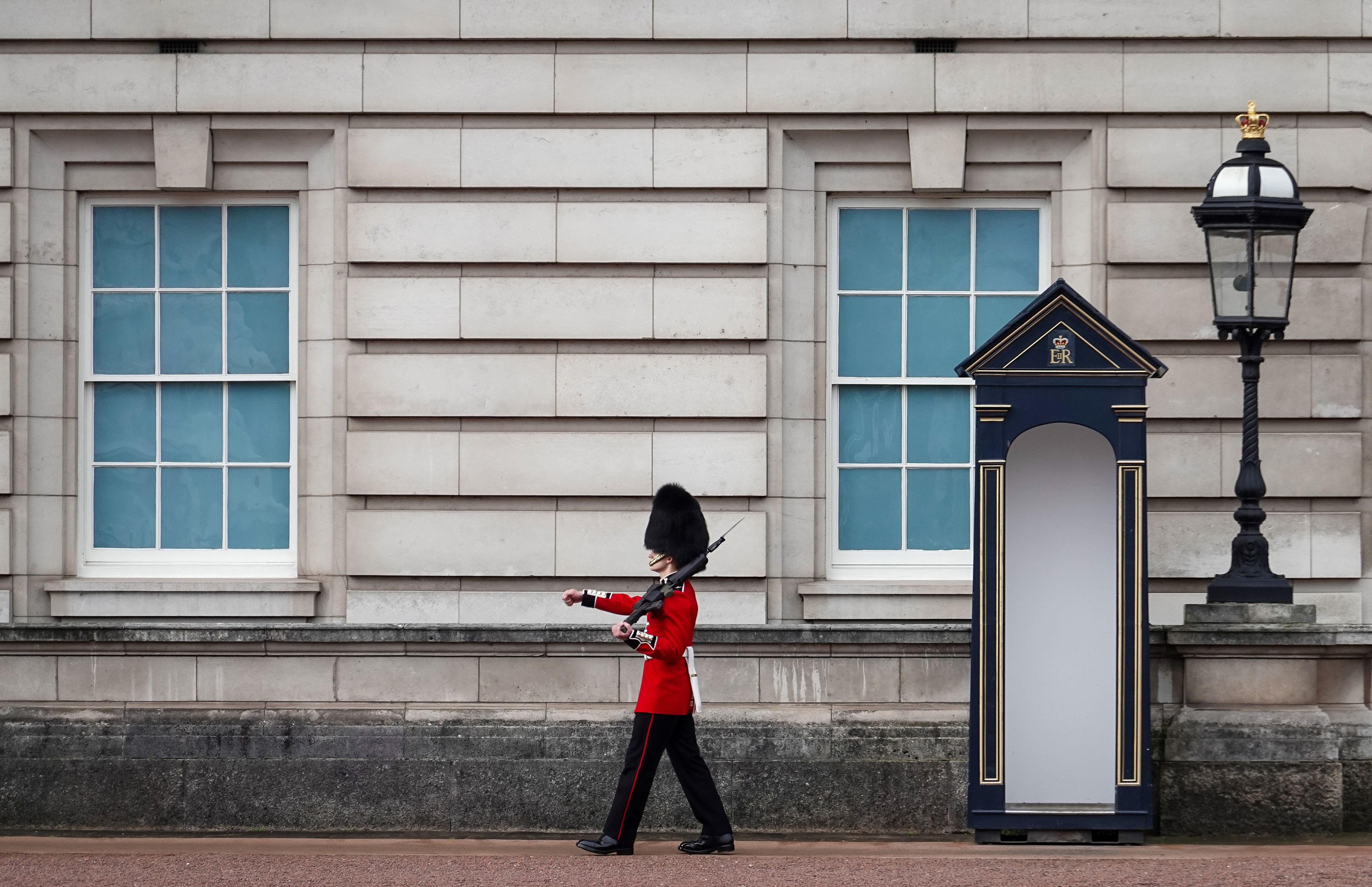 Ein Soldat der Royal Guard vor dem Buckingham Palace.