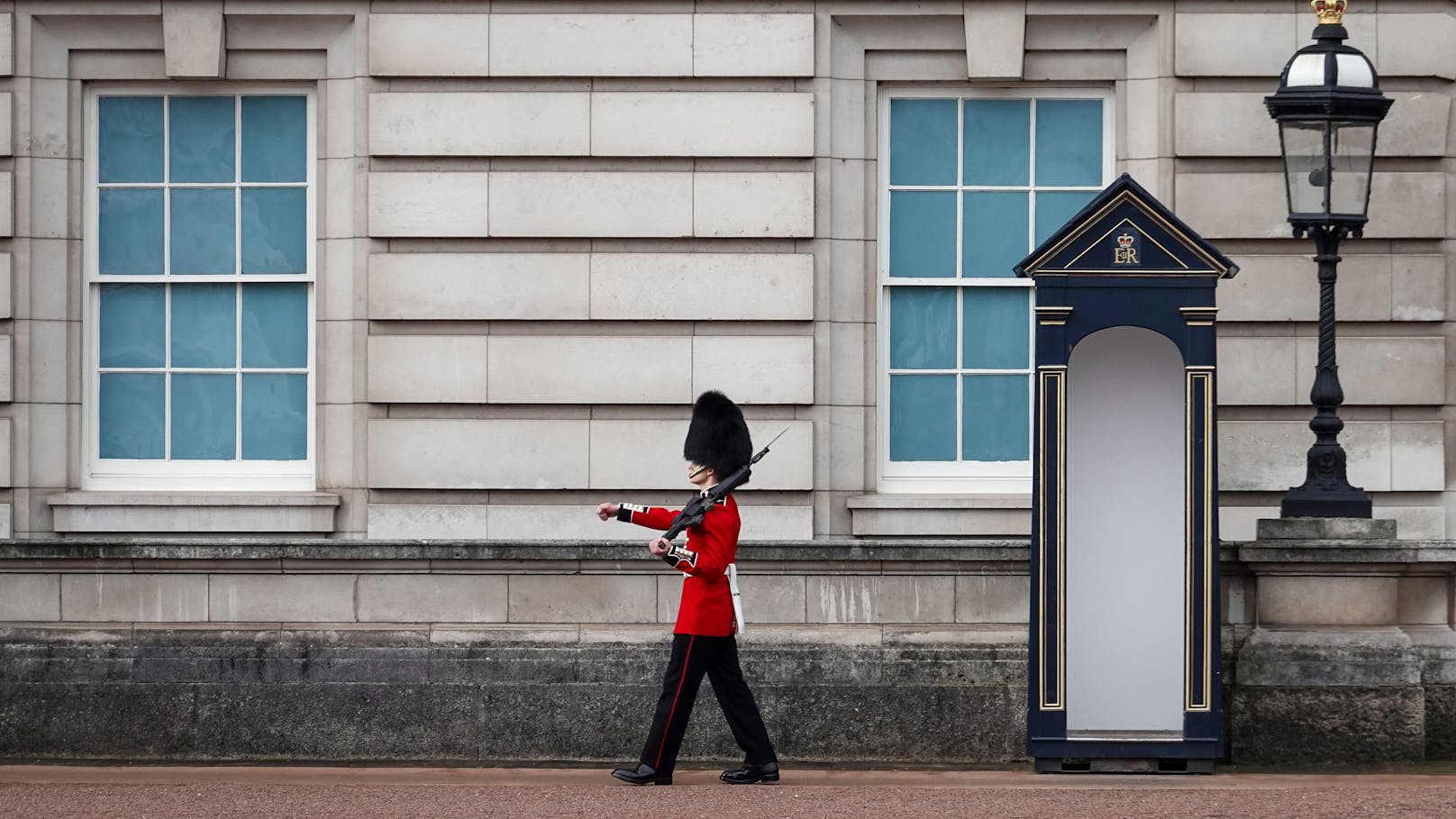 Ein Soldat der Royal Guard vor dem Buckingham Palace.