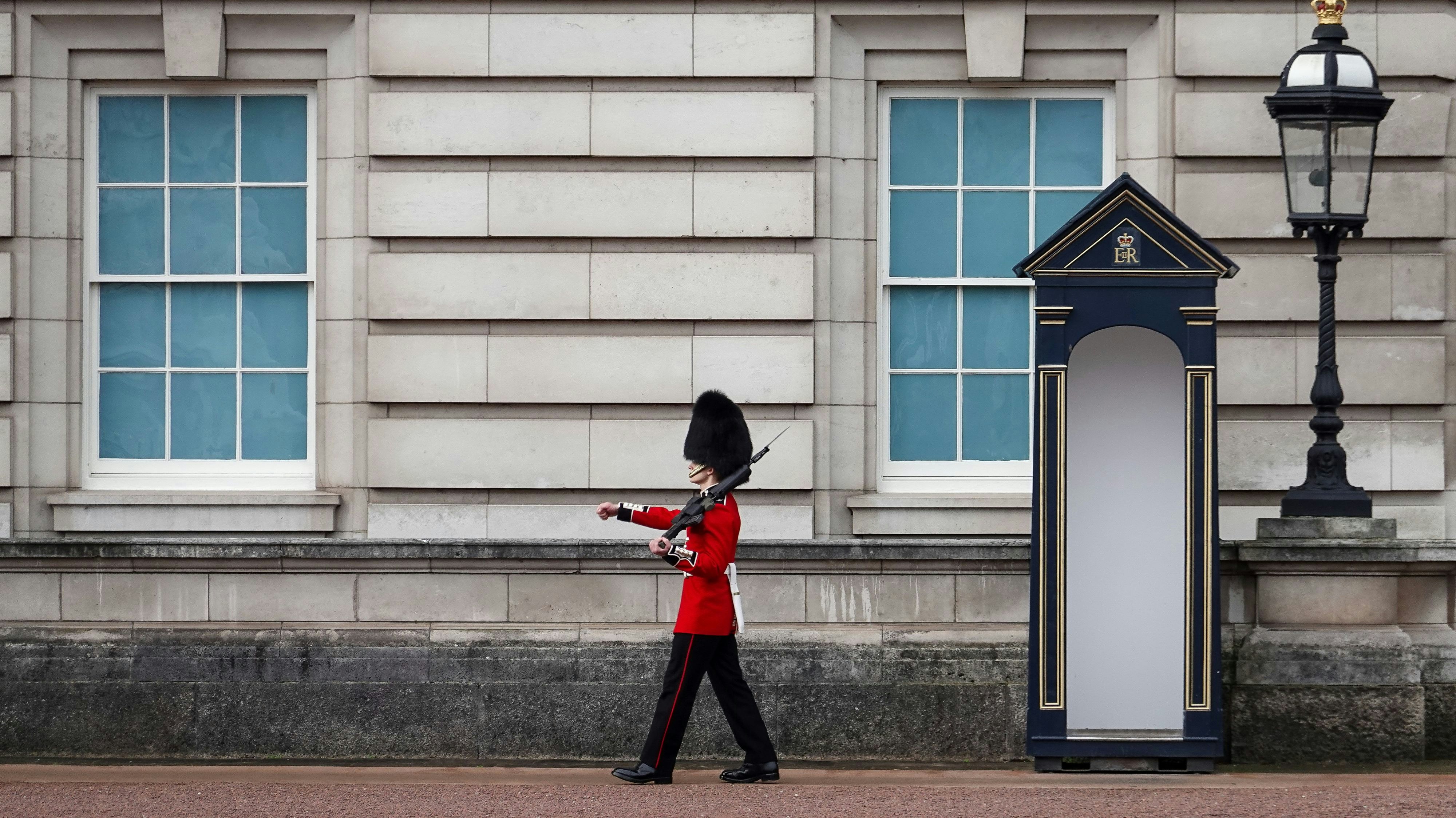 Download von www.picturedesk.com am 16.09.2023 (21:51).  28 October 2022, Great Britain, London: A soldier of the Royal Guard walks up and down in front of Buckingham Palace. The changing of the guard attracts numerous onlookers every time. Photo: Jan Woitas/dpa - 20221028_PD17699 - Rechteinfo: Rights Managed (RM)