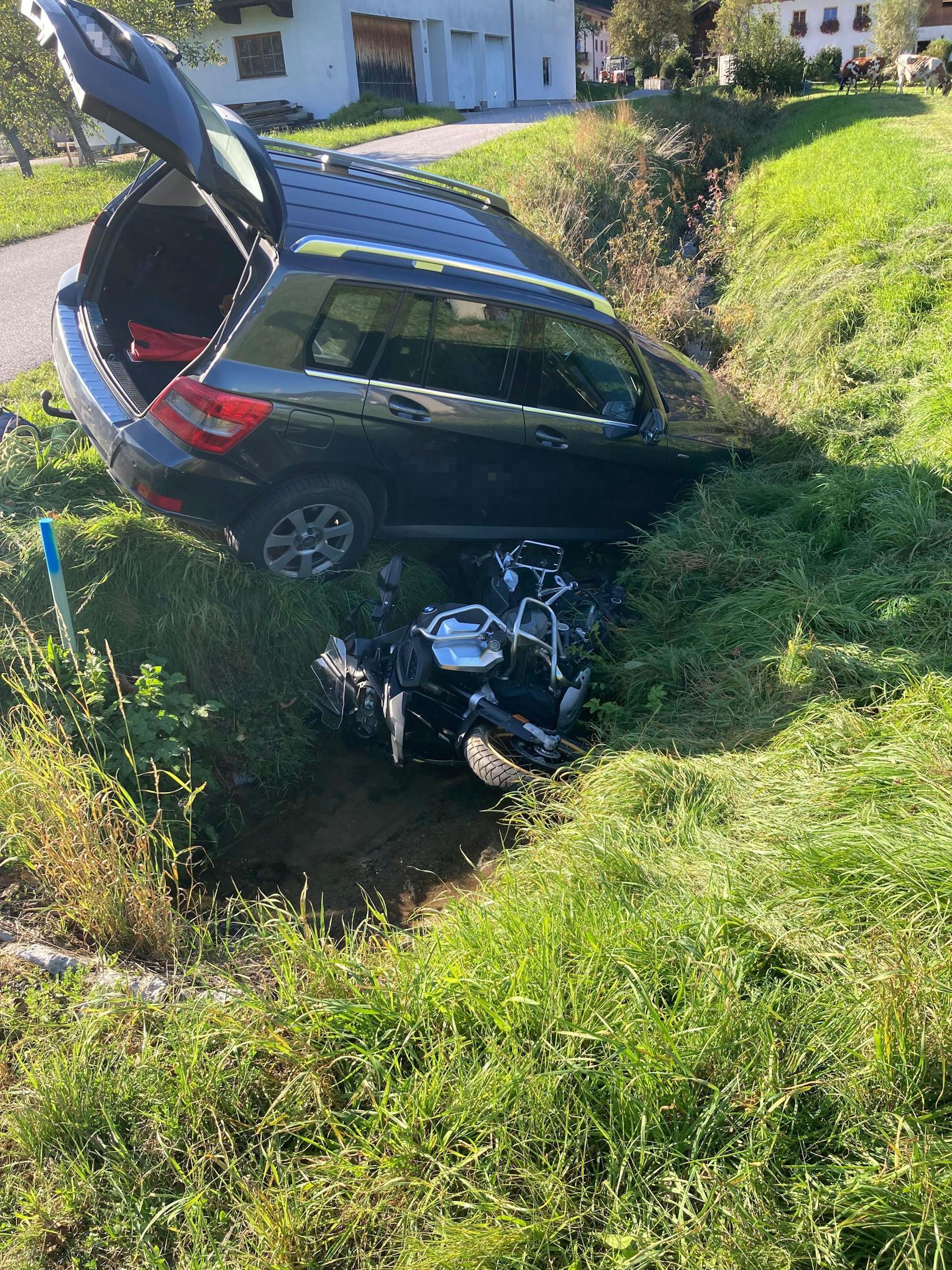 Dabei kam es zum Zusammenstoß mit dem abbiegenden Pkw. Der Motorradfahrer stürzte und rutschte samt dem Motorrad in ein Bachbett, wobei er sich Verletzungen unbestimmten Grades zuzog. Der 42-Jährige hielt sein Fahrzeug an und stieg aus. Der Pkw begann zu rollen und kam ebenfalls im Bachbett zum Stillstand.