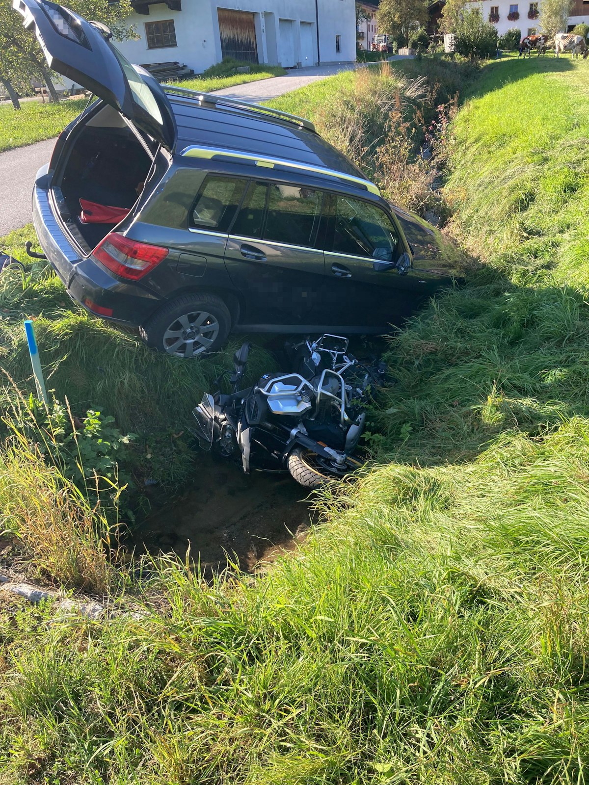 Kollision zwischen Motorrad und Pkw in Breitenbach  -Fotocredit: ZOOM.TIROL 