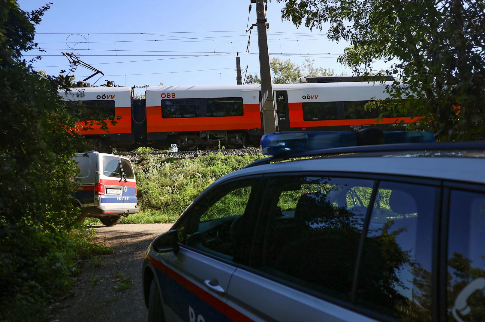 Eine "Mutprobe" oder ein "übler Scherz" hat am Samstag einen größeren Einsatz im Gleisbereich der Pyhrnbahn zwischen Ansfelden und Traun (Bezirk Linz-Land) ausgelöst.