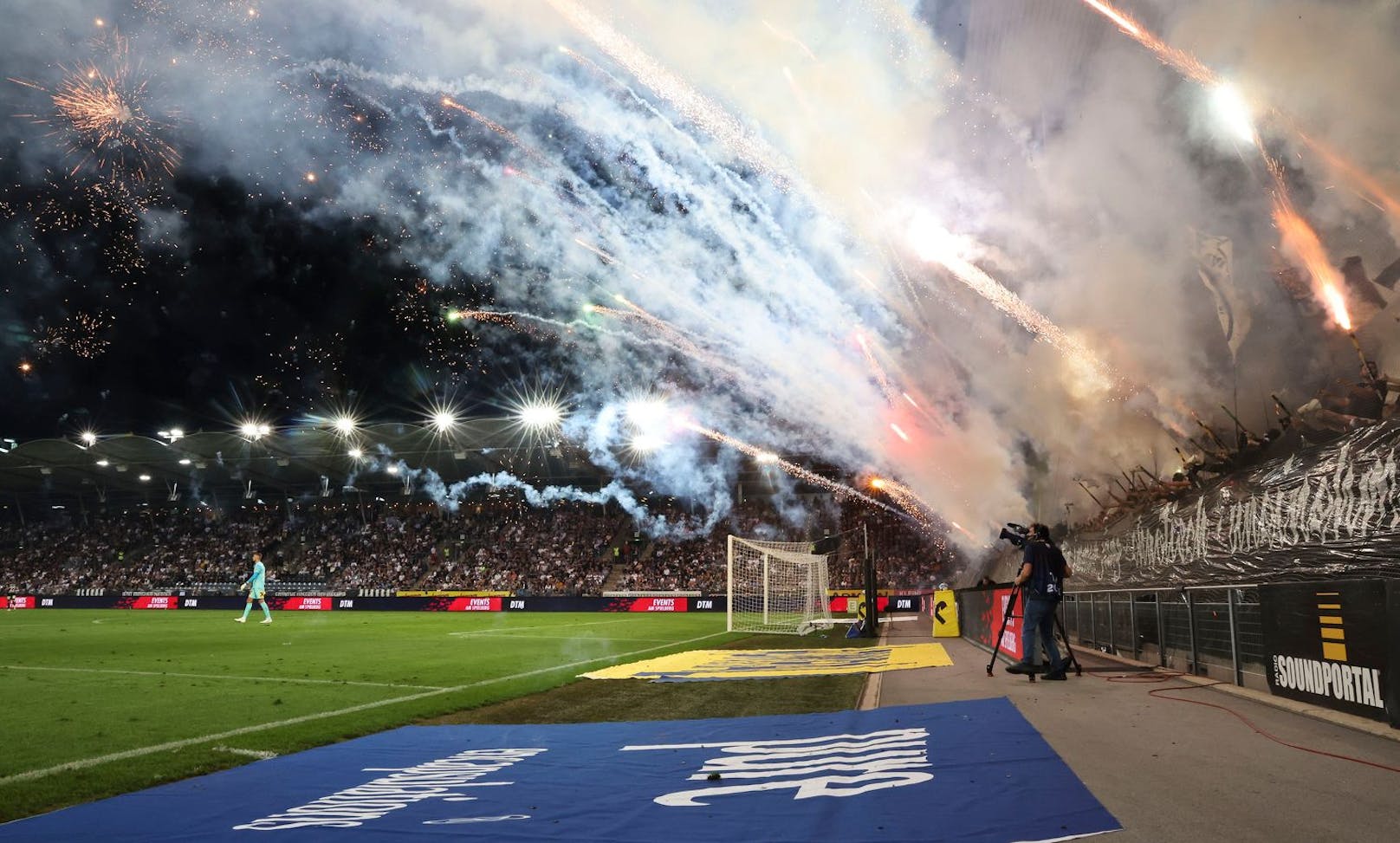 Die Sturm-Fans hüllten die Grazer Arena in eine dichte Rauchwolke. 