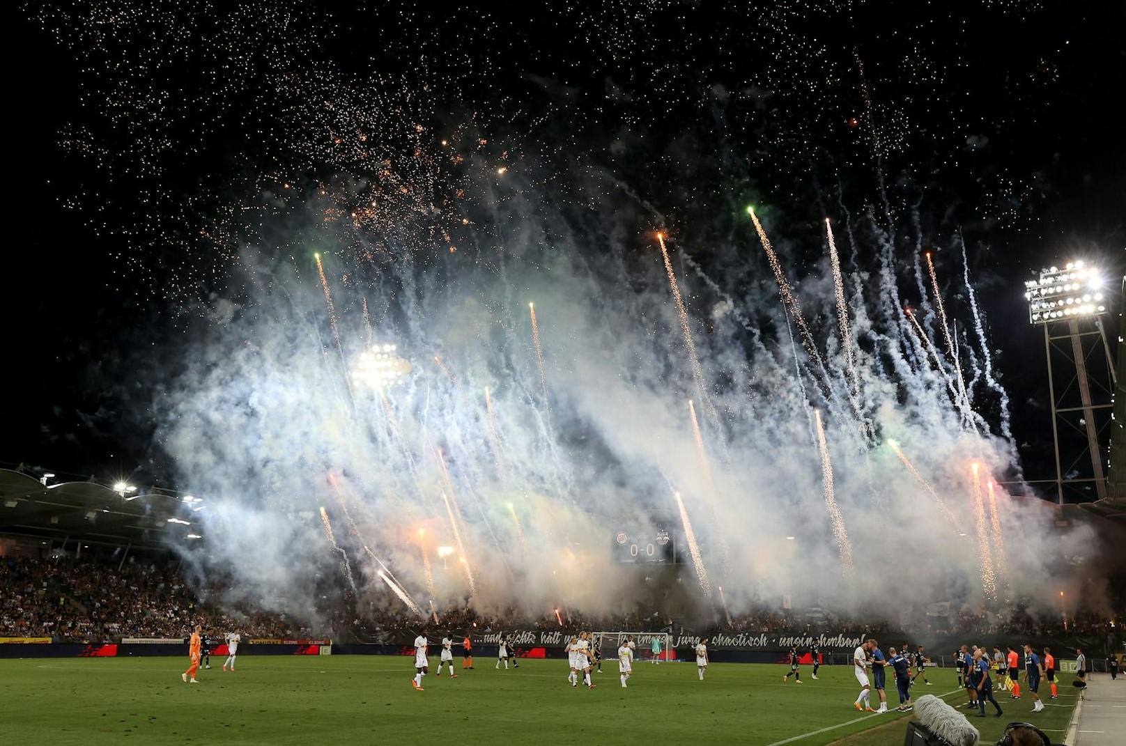 Die Sturm-Fans hüllten die Grazer Arena in dichten Nebel. 