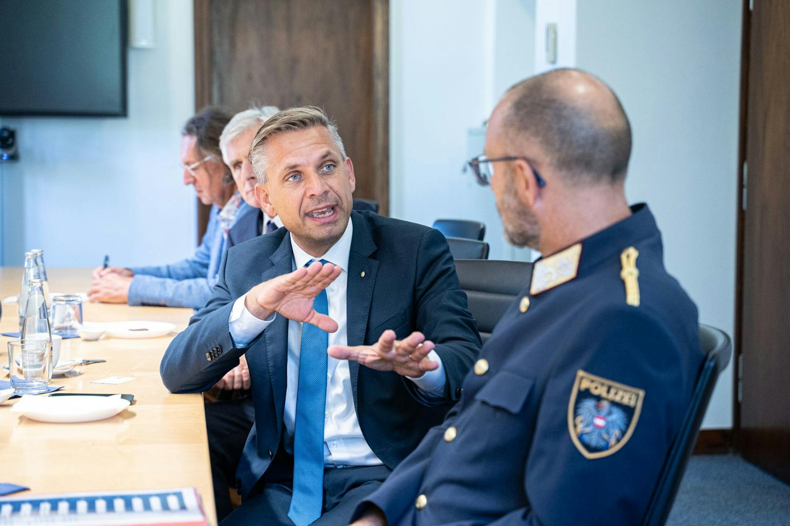 Landespolizeidirektor Andreas Pilsl und Integrationslandesrat Wolfgang Hattmannsdorfer (ÖVP) im Gespräch.