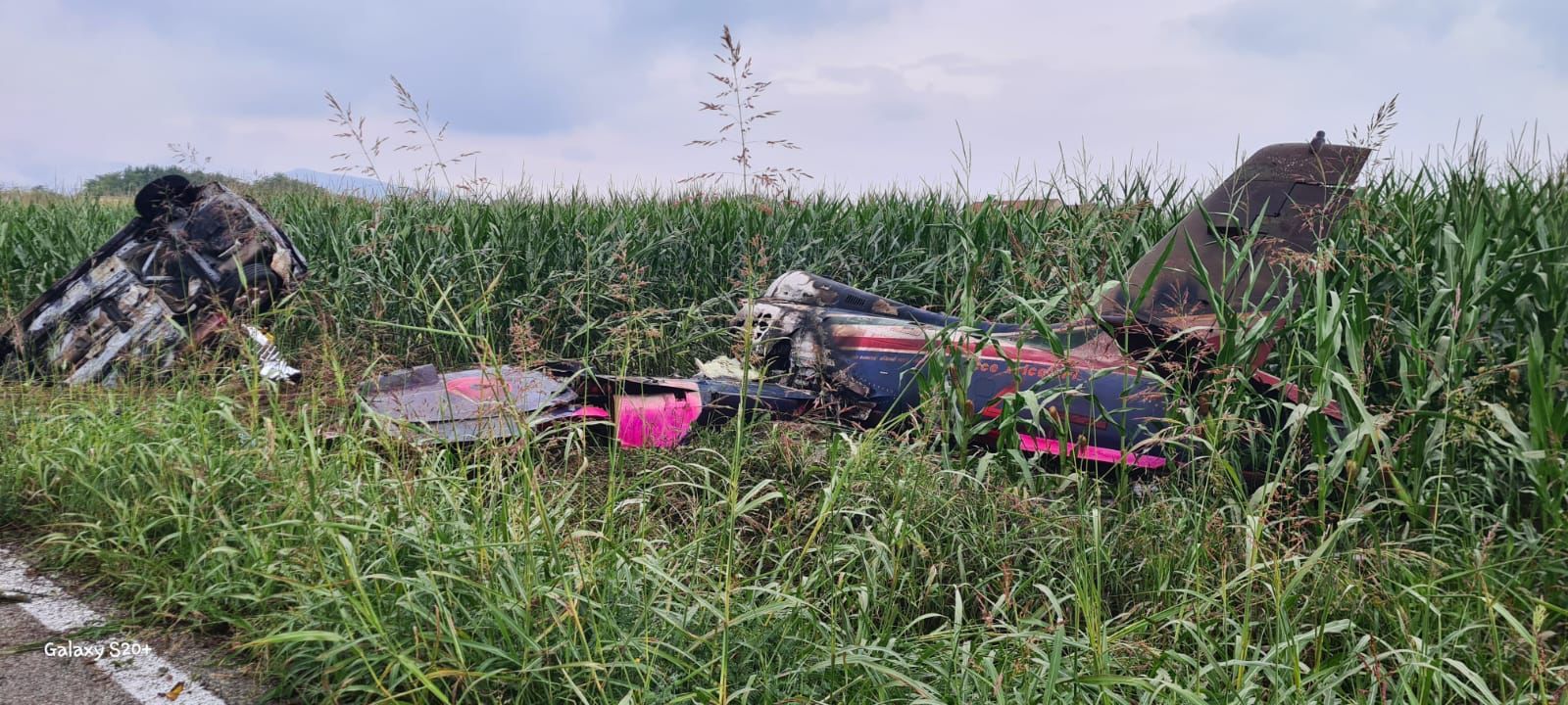 Dieses Bild zeigt die abgestürzte Maschine und das Auto, in dem die Familie sass.