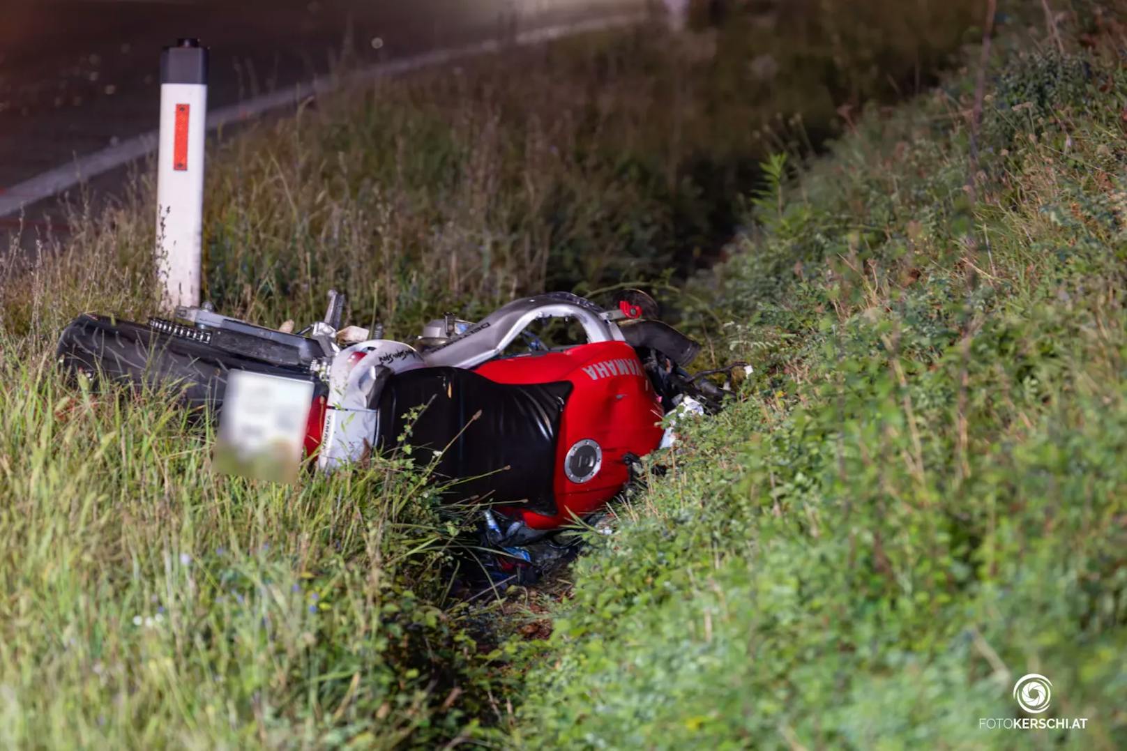 Im Bezirk Steyr-Land ist es am Freitag zu einem tragischen Verkehrsunfall gekommen. Für einen Biker kam dabei jede Hilfe zu spät.