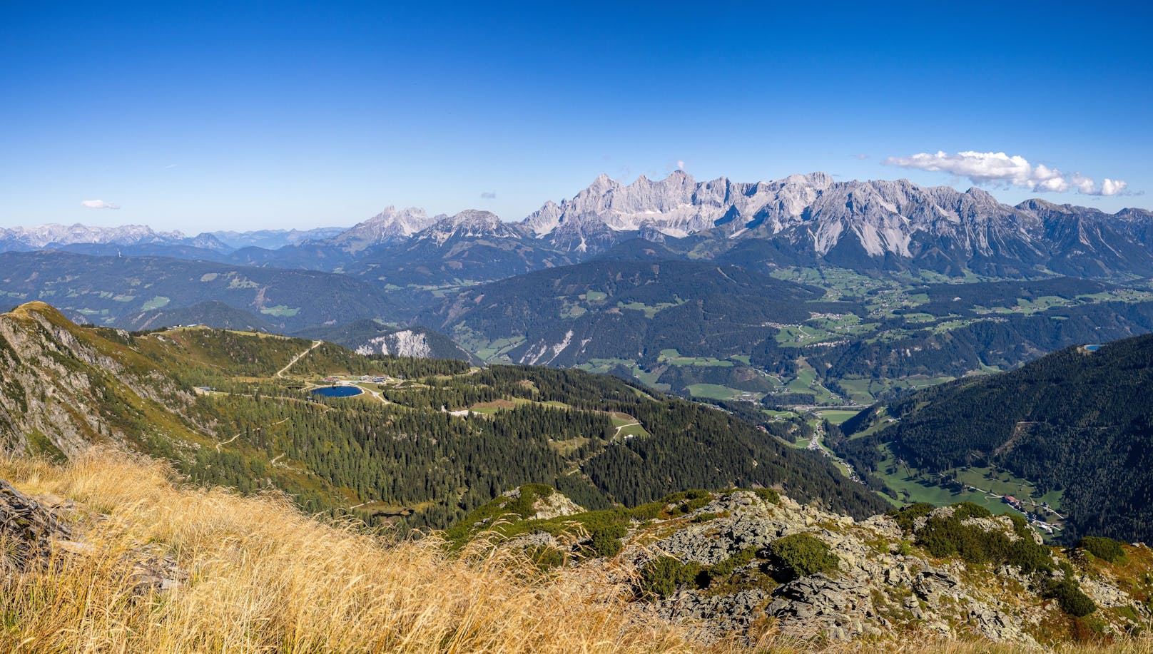 Kaiserwetter-Ausblick vom Schober (2.133 Meter) zum Dachstein-Gebirge, in die Ramsau am Dachstein und ins Ennstal am 16. September 2023.