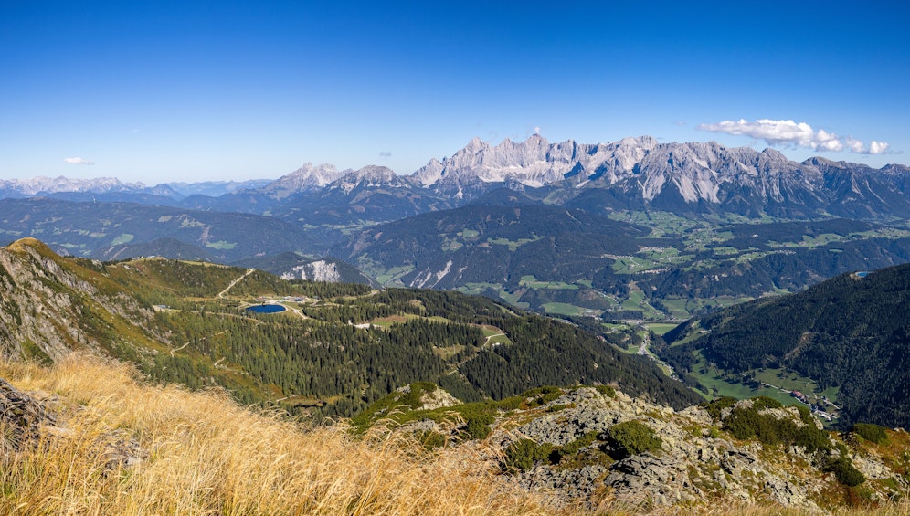 Kaiserwetter-Ausblick vom Schober (2.133 Meter) zum Dachstein-Gebirge, in die Ramsau am Dachstein und ins Ennstal am 16. September 2023.