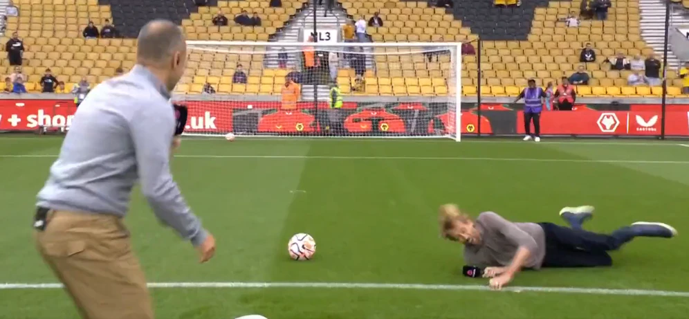 Peter Crouch liegt auf dem Boden