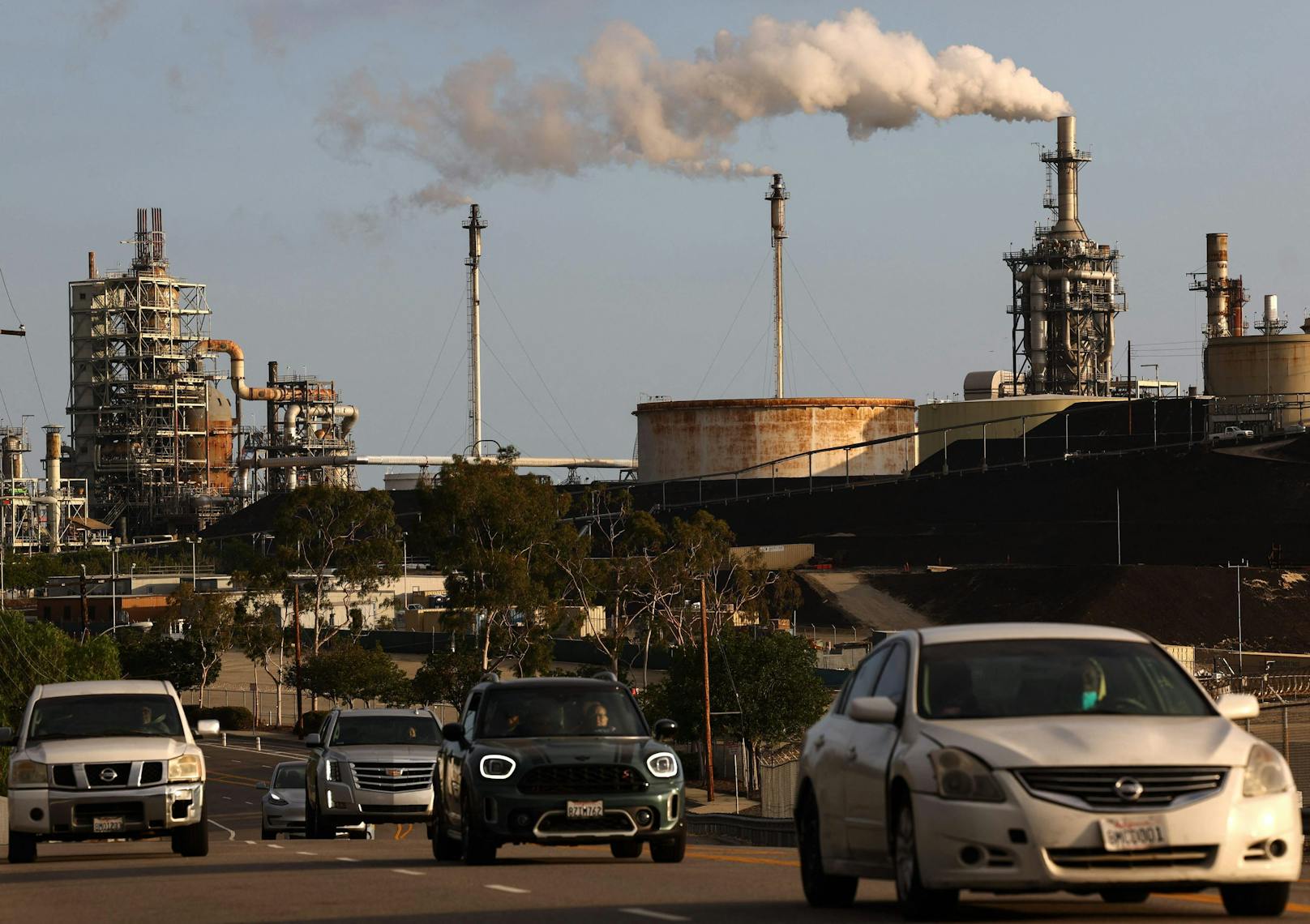 Eine Ölraffinerie in Los Angeles. Kalifornien zieht nun gegen die größten Ölkonzerne vor Gericht.