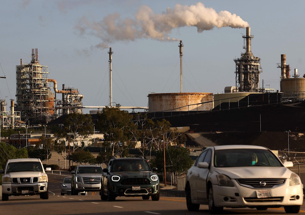 Eine Ölraffinerie in Los Angeles. Kalifornien zieht nun gegen die größten Ölkonzerne vor Gericht.