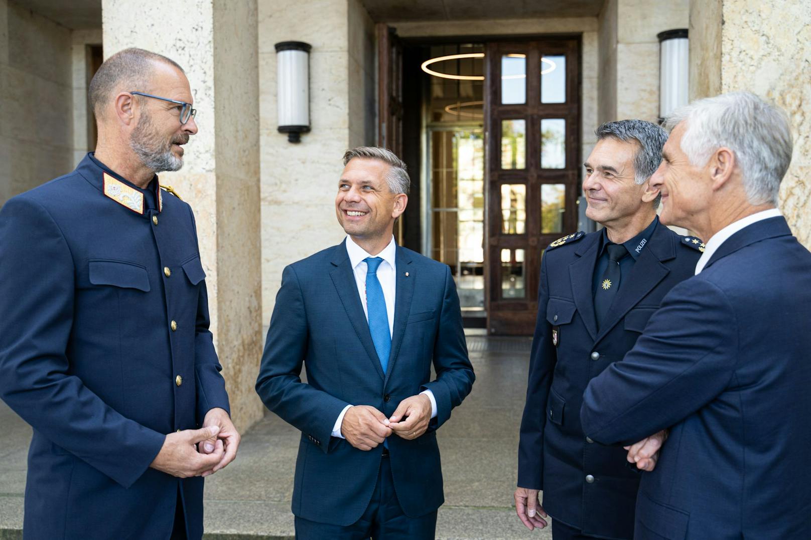 Landespolizeidirektor Andreas Pilsl, Integrationslandesrat Wolfgang Hattmannsdorfer (ÖVP), der Polizei-Vizepräsident von Berlin Marco Langner, Österreichs Botschafter in Deutschland, Michael Linhart.