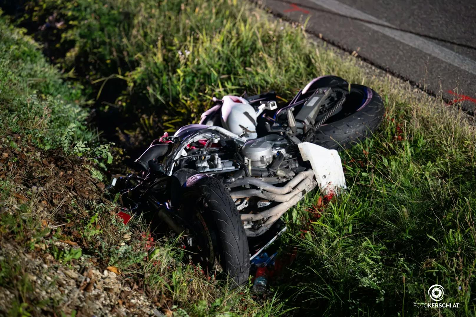 Im Bezirk Steyr-Land ist es am Freitag zu einem tragischen Verkehrsunfall gekommen. Für einen Biker kam dabei jede Hilfe zu spät.