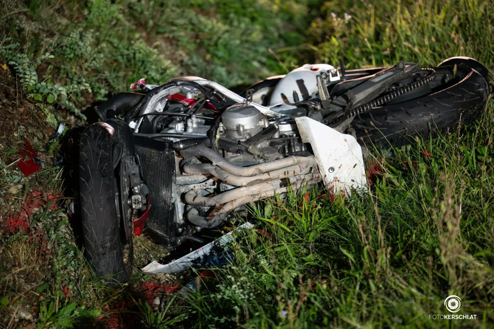 Im Bezirk Steyr-Land ist es am Freitag zu einem tragischen Verkehrsunfall gekommen. Für einen Biker kam dabei jede Hilfe zu spät.