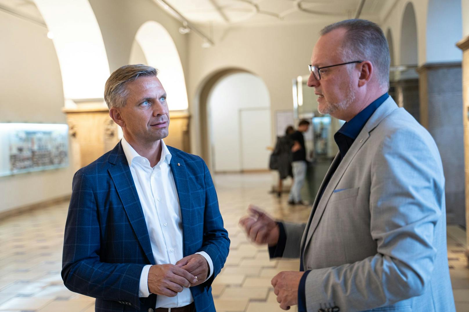 Integrationslandesrat Wolfgang Hattmannsdorfer (ÖVP) und Staatssekretär Falko Liecke (CDU) im Bezirksamt von Neukölln.