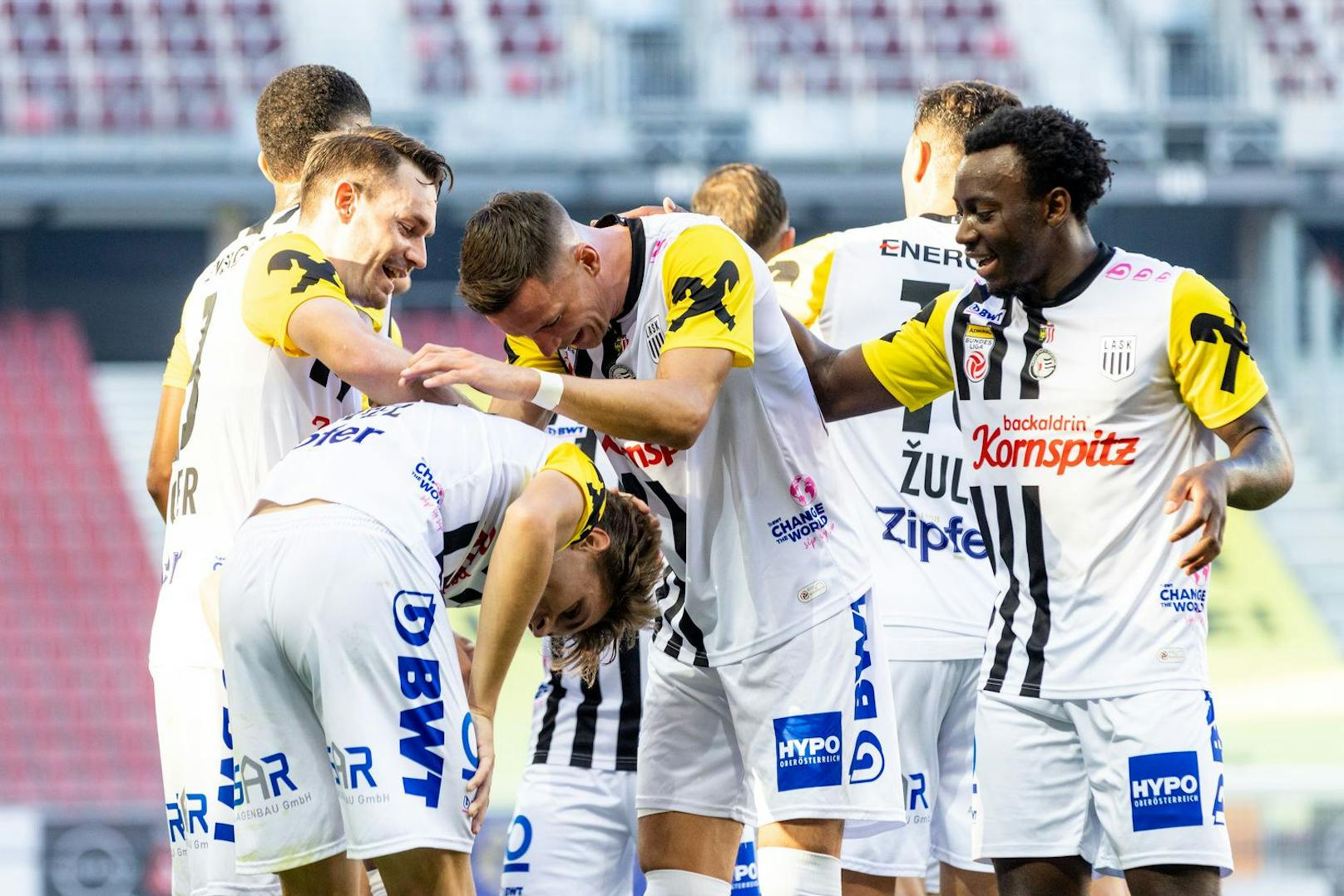 Der LASK jubelt bei Austria Klagenfurt. 