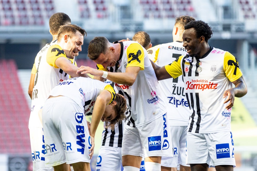 Der LASK jubelt bei Austria Klagenfurt. 