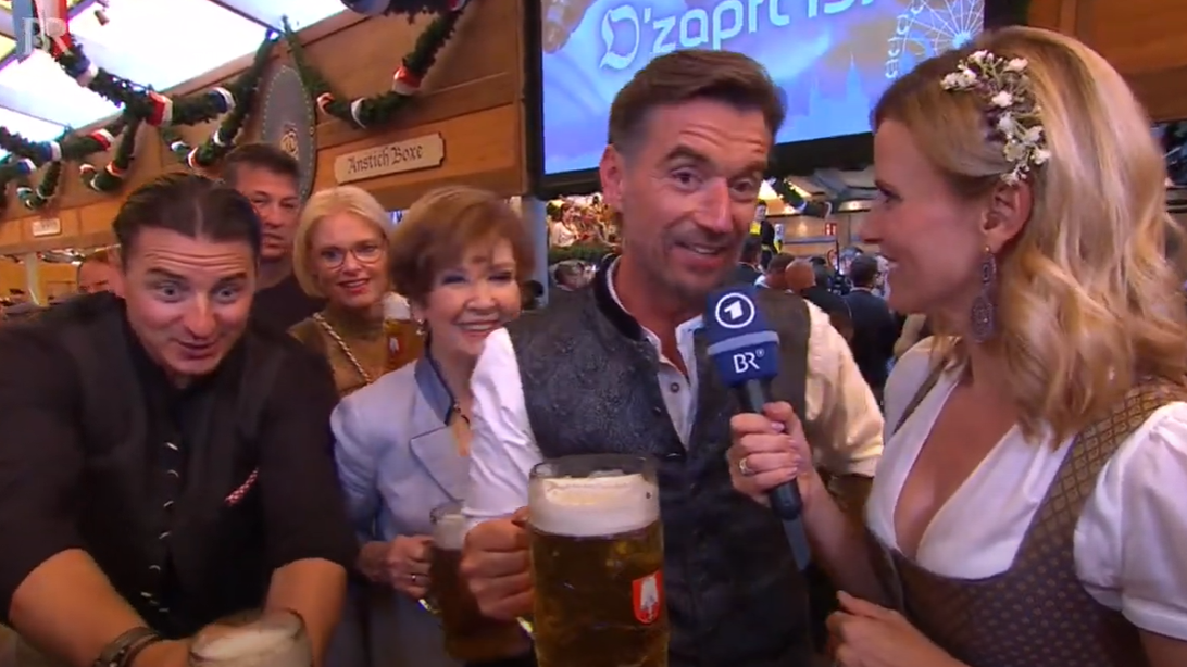 <strong>Andreas Gabalier</strong> freut sich sichtlich auf seine Maß Bier.