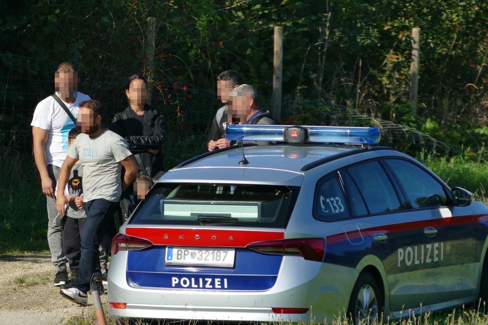 Die Türken wurden zunächst laut "ORF NÖ" auf der Polizeiinspektion in Schwechat (Bezirk Bruck an der Leitha) betreut.