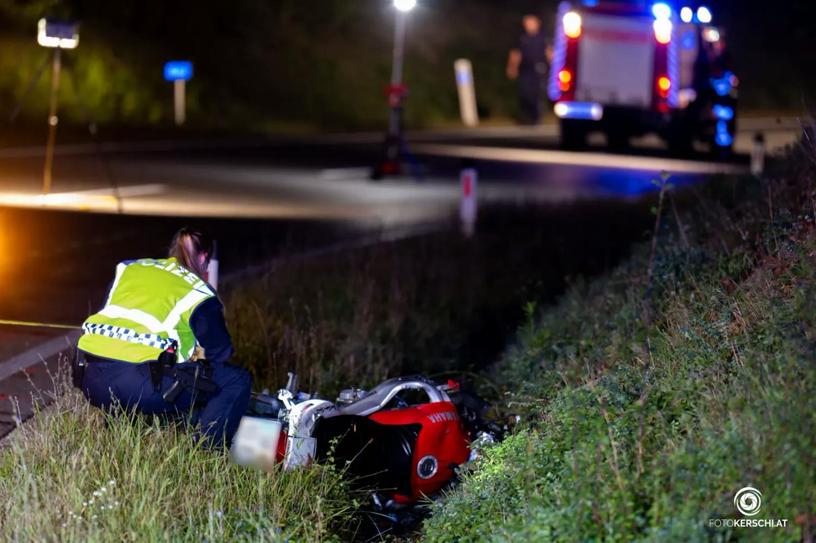 Im Bezirk Steyr-Land ist es am Freitag zu einem tragischen Verkehrsunfall gekommen. Für einen Biker kam dabei jede Hilfe zu spät.