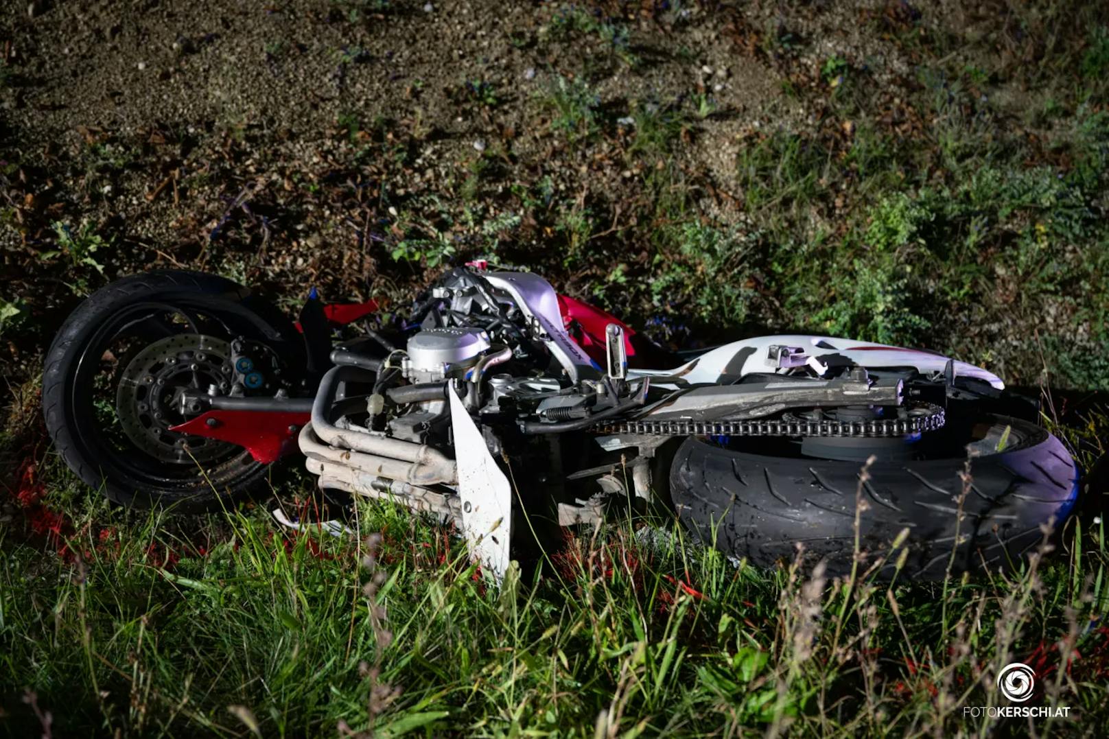 Im Bezirk Steyr-Land ist es am Freitag zu einem tragischen Verkehrsunfall gekommen. Für einen Biker kam dabei jede Hilfe zu spät.