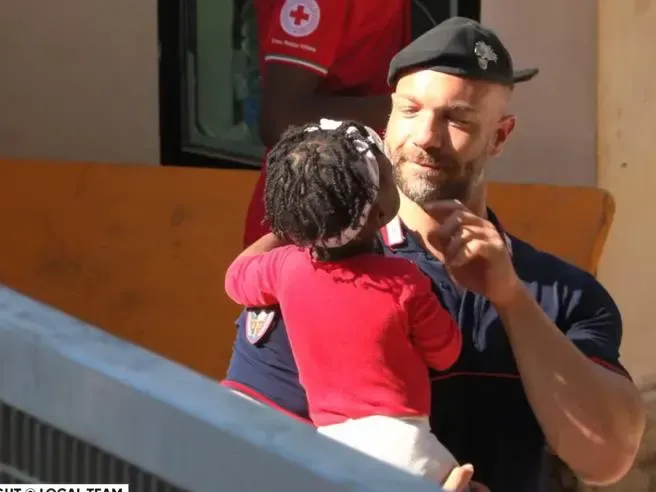 Der italienische Polizist Pasquale Iadicicco rettete auf der Insel Lampedusa ein vierjähriges Mädchen. 