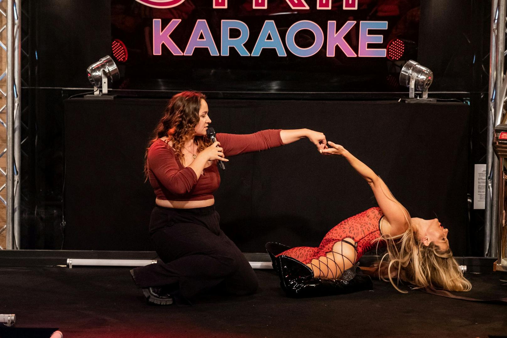 Bei "Strip Karaoke" ist der Name Programm und bietet jede Menge Entertainment mit anziehendem Gesang und ausziehendem Tanz. Unter der Moderation von Tänzerin Anna Kratki öffnen sich ab Montag um 21:15 Uhr die Türen des „Strip Karaoke“-Clubs.