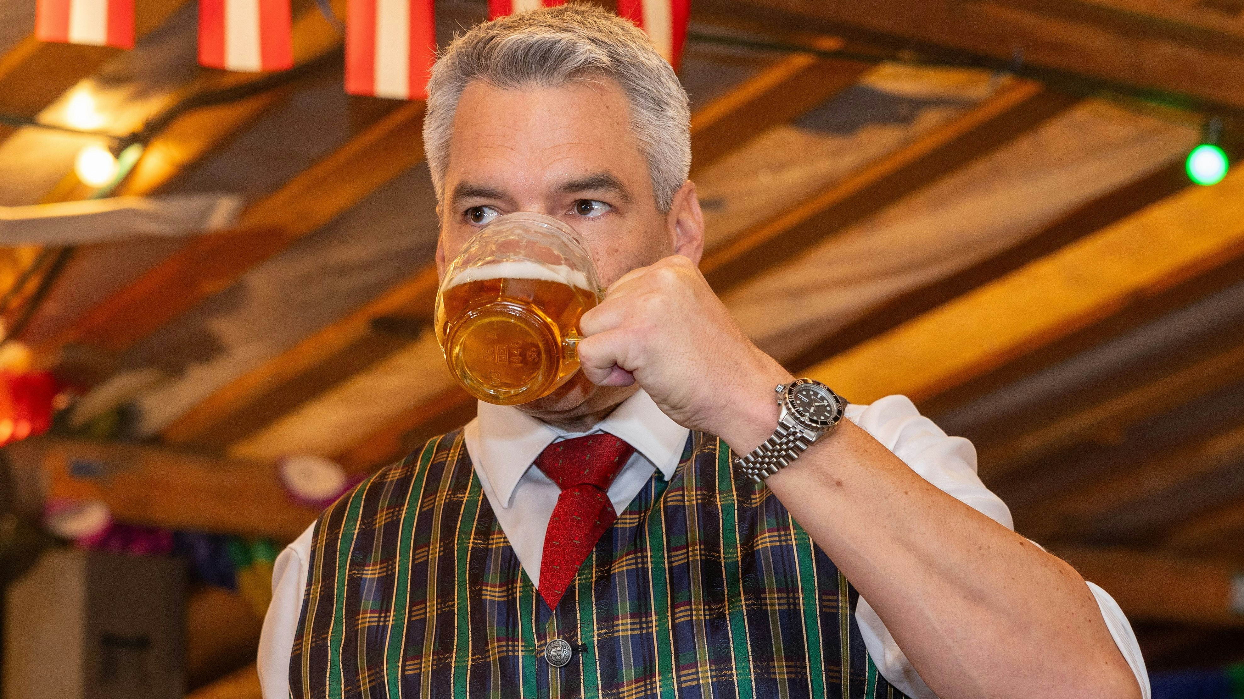 Bundeskanzler Karl Nehammer mit Krügel am Altausseer Kirtag