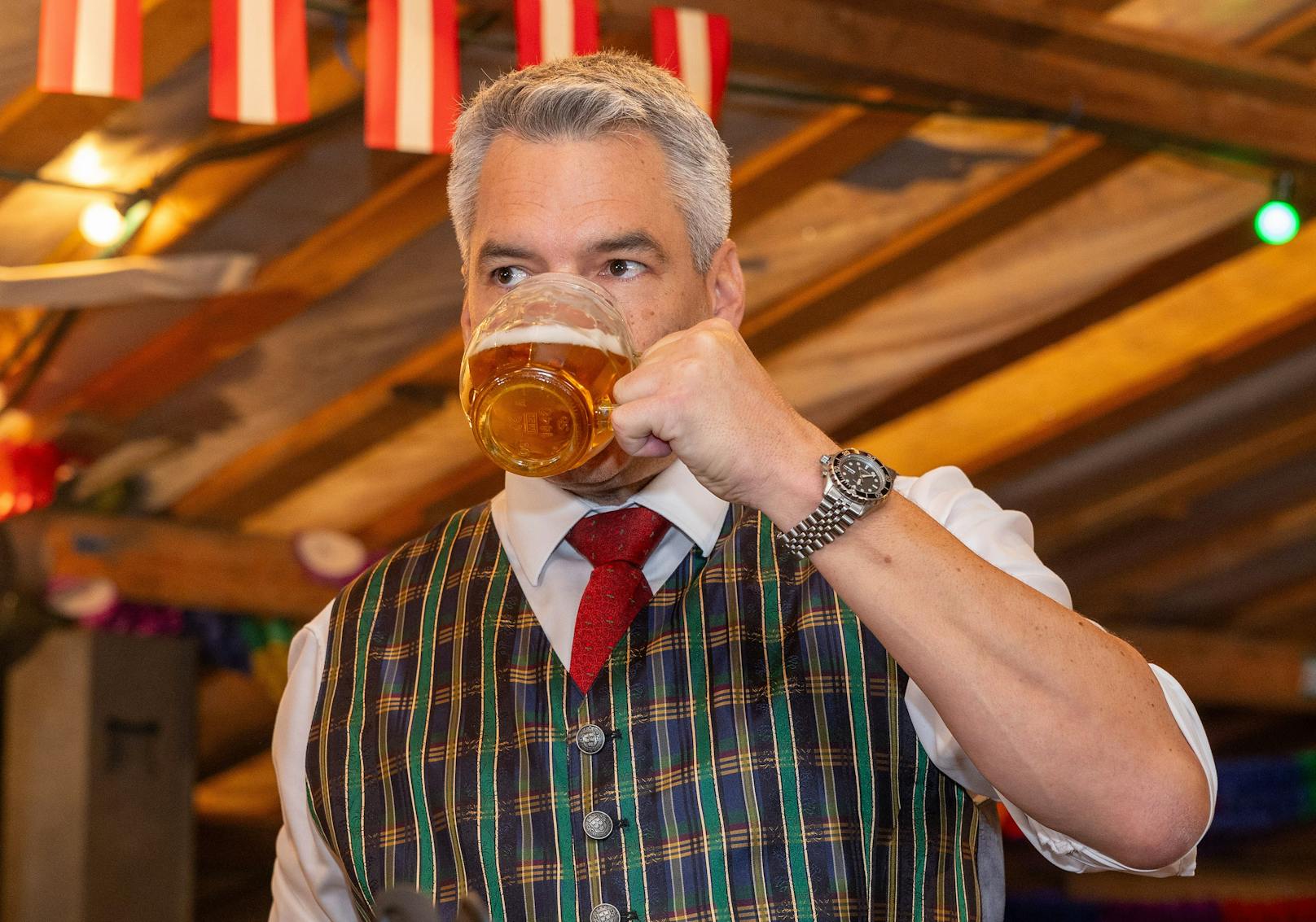 Jetzt kommt raus: Kanzler trank Fake-Bier auf Ex